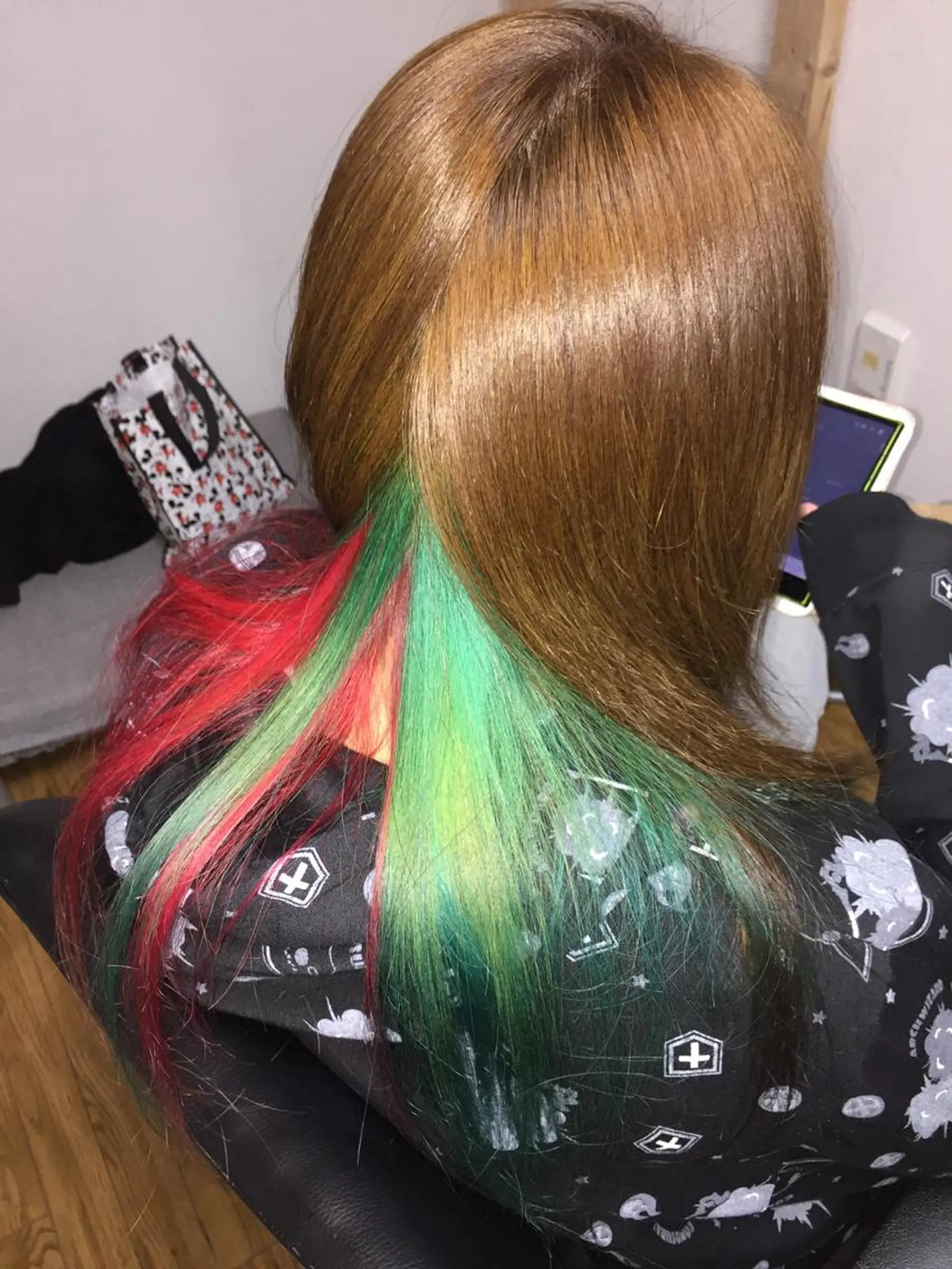 セミロング カラー ブリーチ インナーカラー レッドカラー カット ヘアカラー じょん 。のヘアスタイル