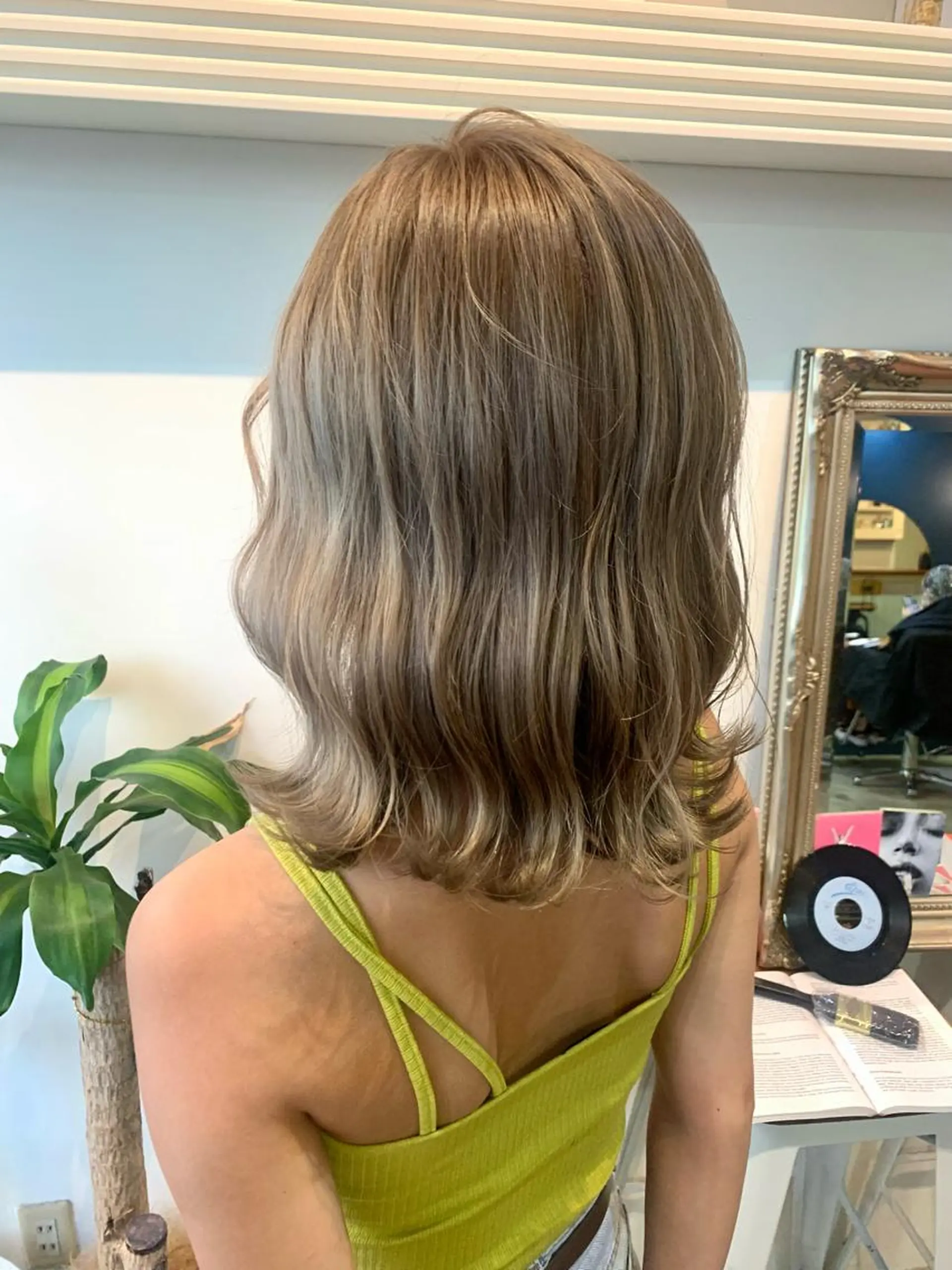 ミディアム カラー ヘアアレンジ メンズ ベージュカラー ブロンド ミルクティーベージュ ヘアカラー トリートメント ヘッドスパ ヘアセット 山口 竣也のヘアスタイル