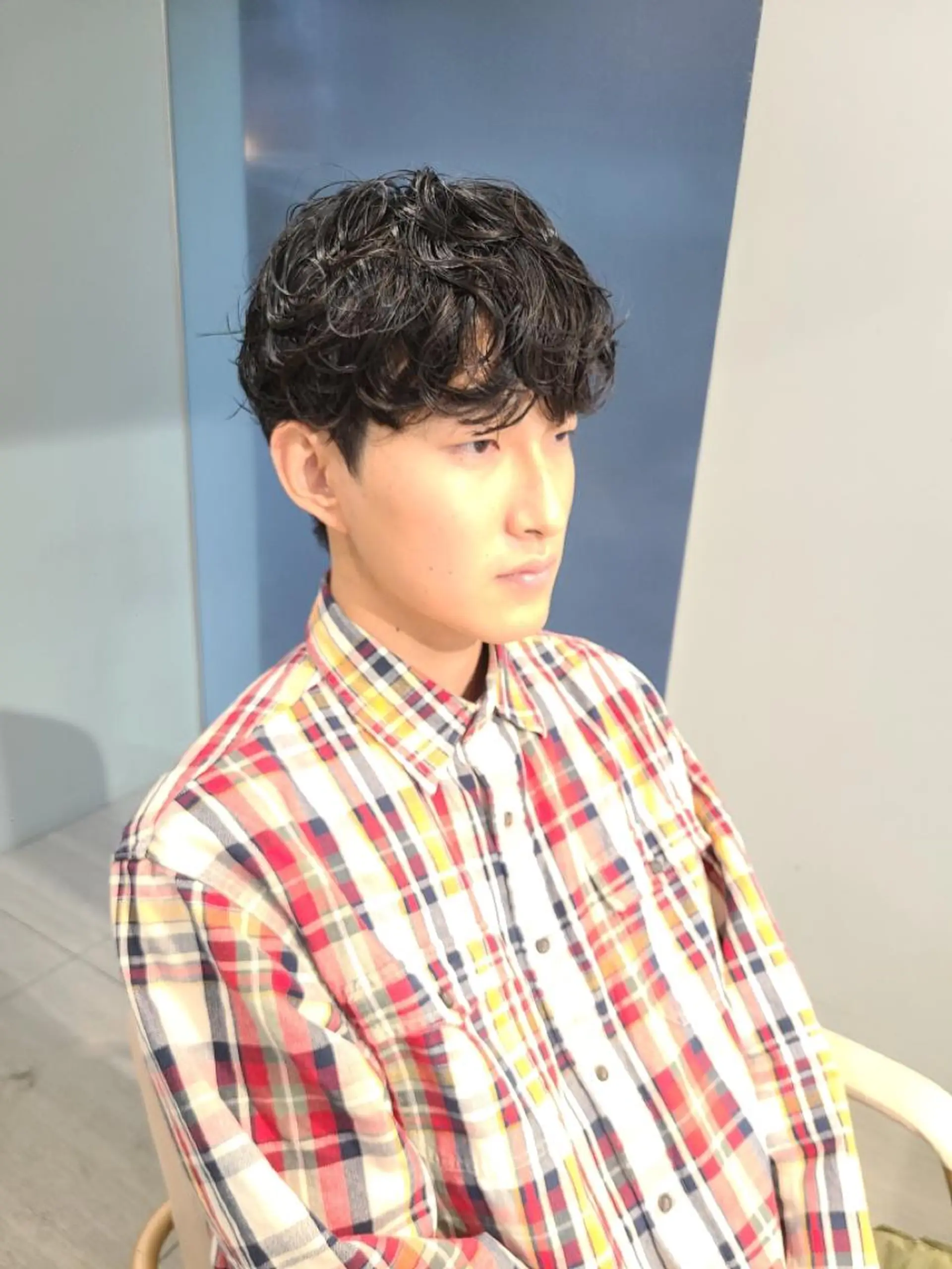 ショート パーマ メンズ ダウンパーマ カルマパーマ メンズ韓国風 メンズパーマ 刈り上げ カット パーマ 隈元 光のヘアスタイル