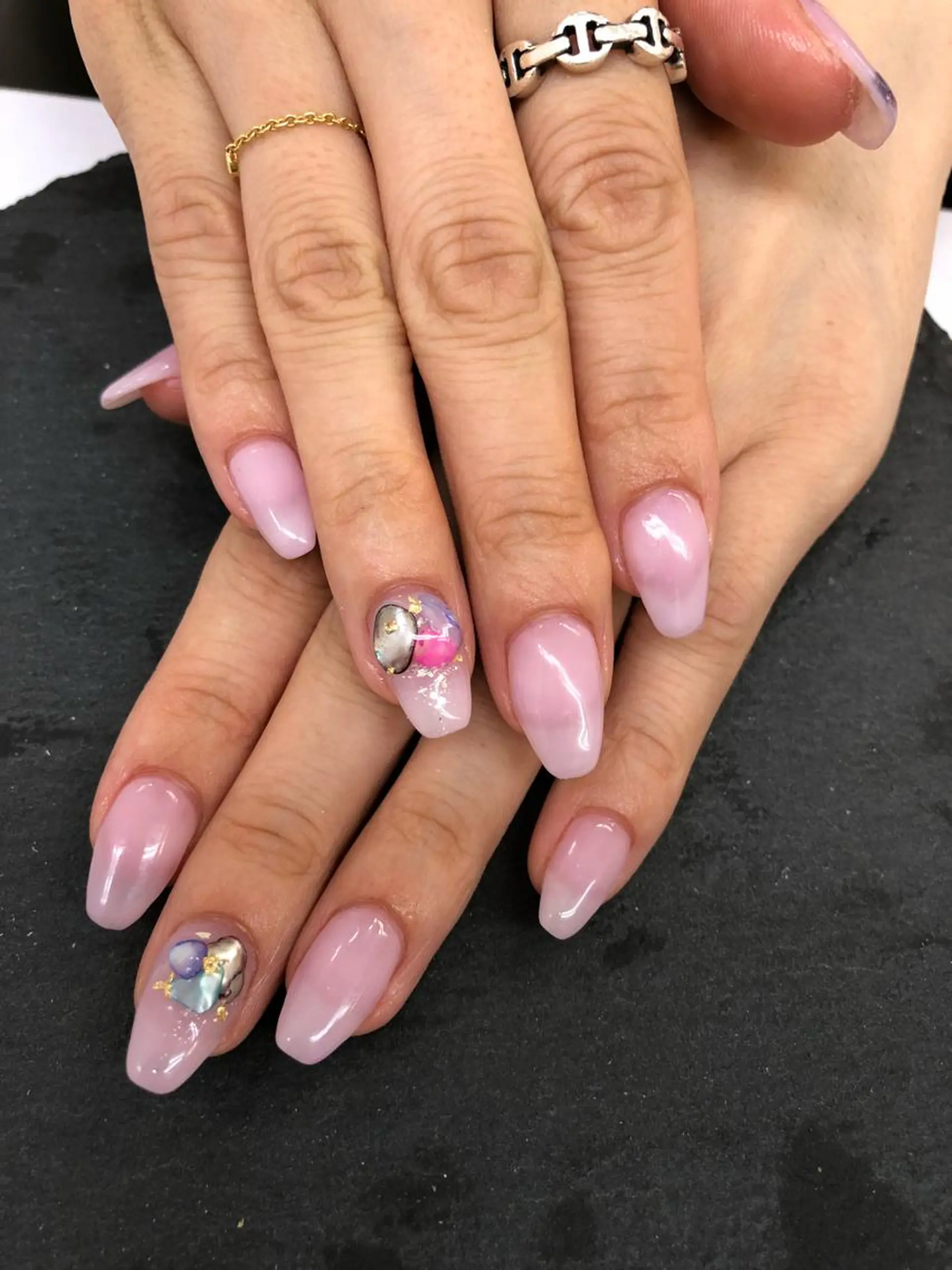ネイル ラメ(グリッター) ピンク ストーンネイル ハンドネイル esNail&eye イーズネイル＆アイのネイルデザイン