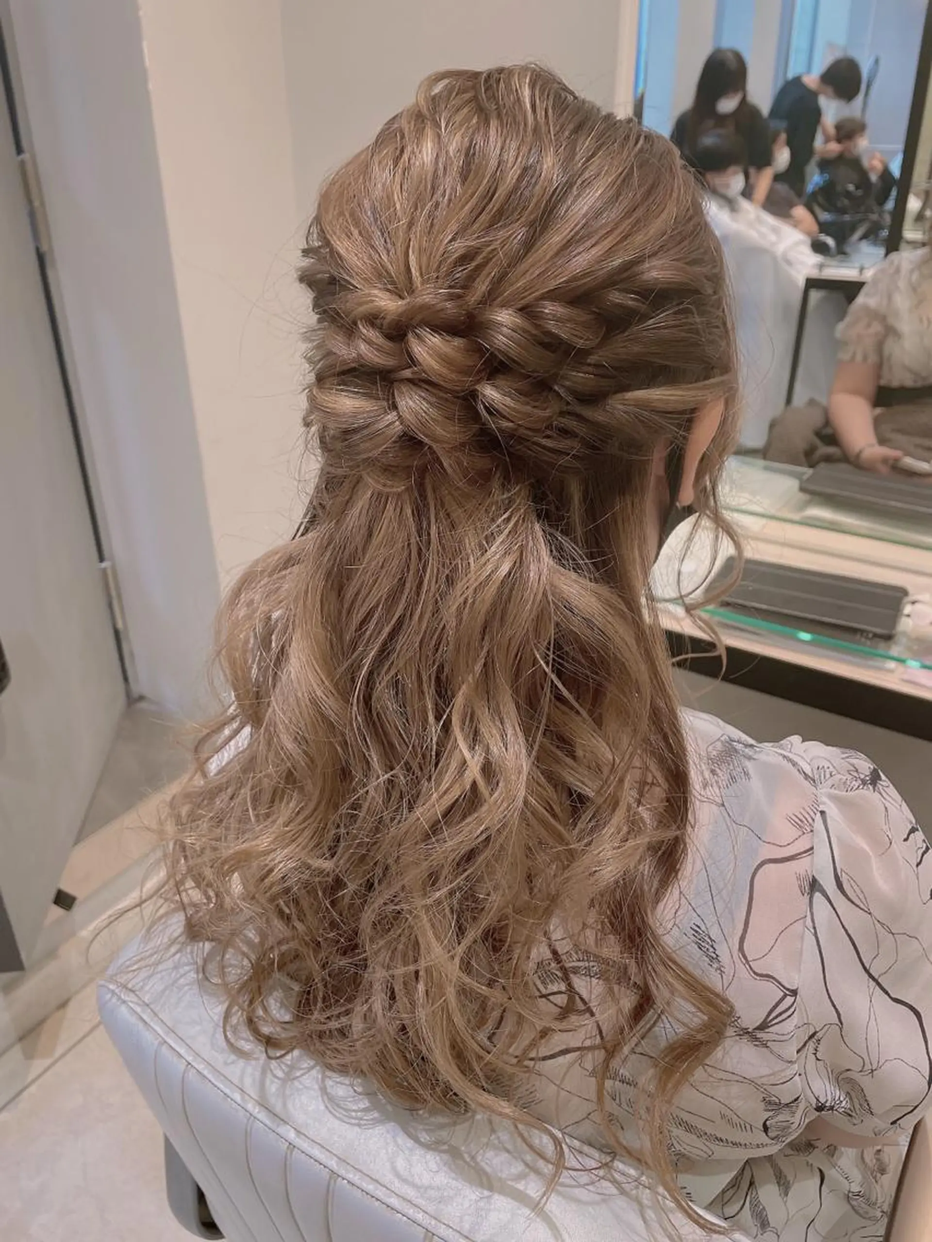 ロング カラー ヘアアレンジ ハーフアップ 髪飾り 🦖鶴岡香純🦖 産休中のヘアスタイル