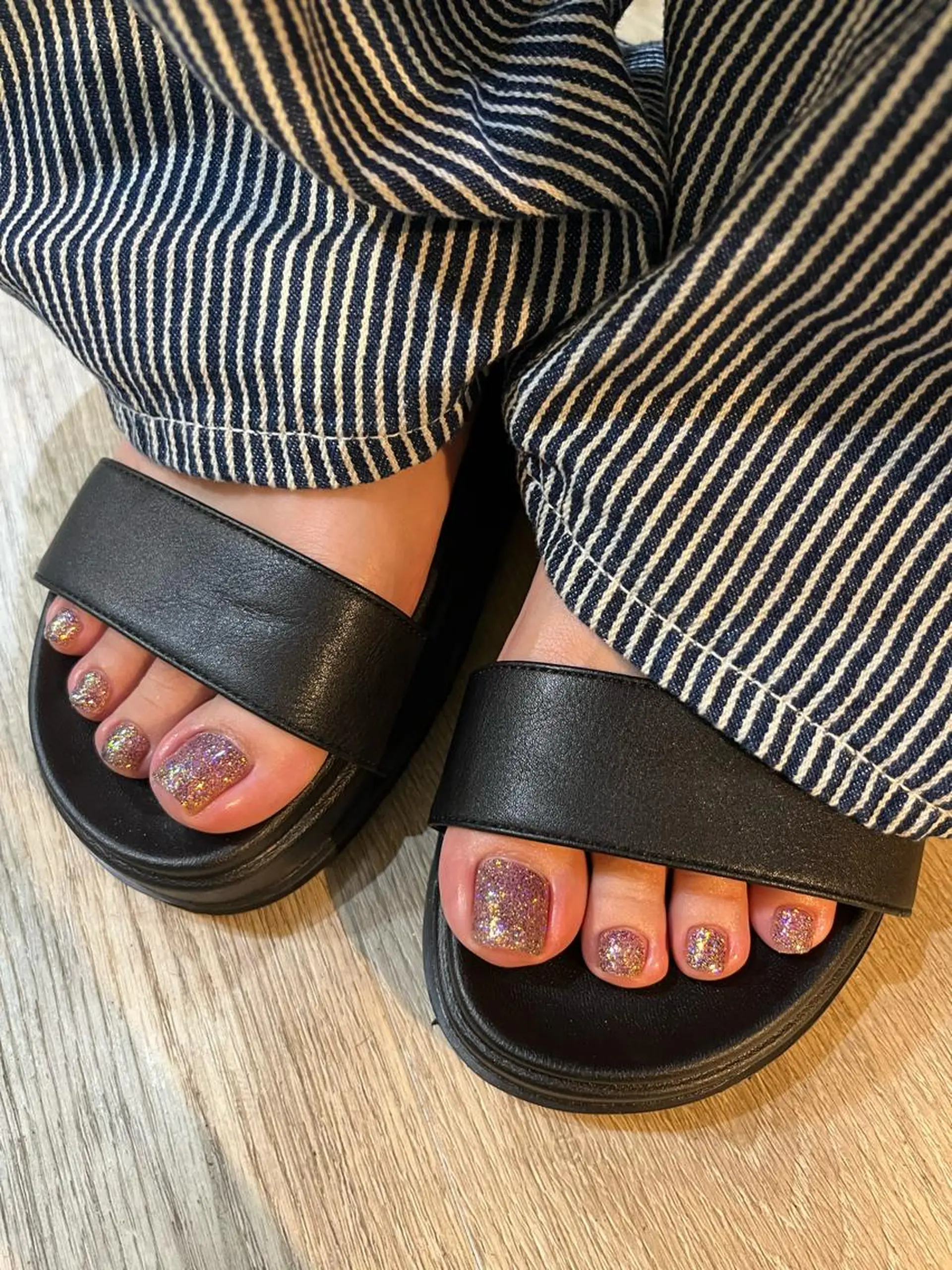 ネイル フットネイル ラメ(グリッター) ピンク エステ&アイラッシュ&ネイル Folche博多店【フォルチェ】所属・フォルチェ博多店 細田のネイルデザイン