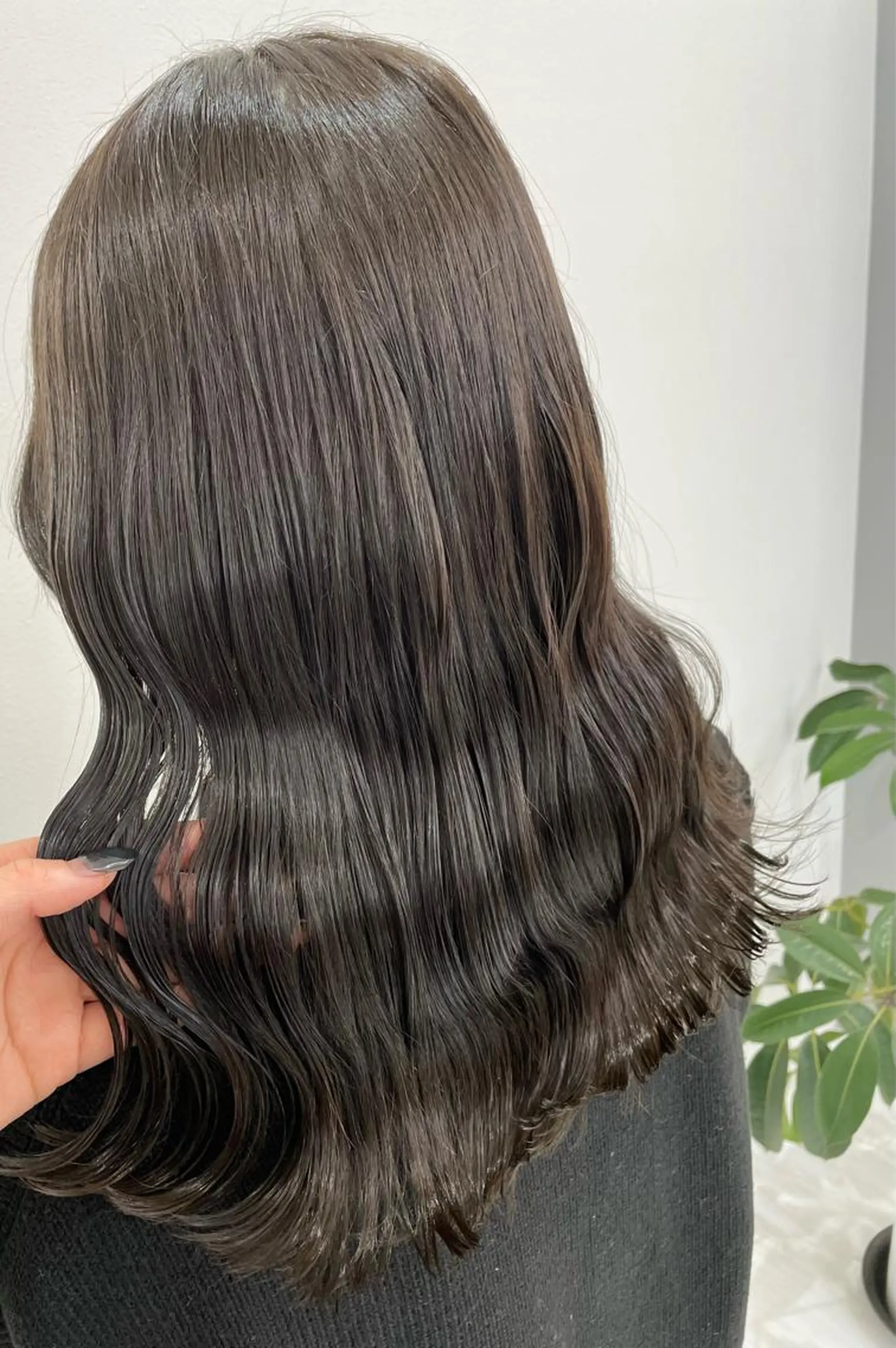 カラー アッシュ 透明感カラー オリーブアッシュ ヘアカラー トリートメント ブリーチ・縮毛矯正 ハイトーン・三島佳音のヘアスタイル