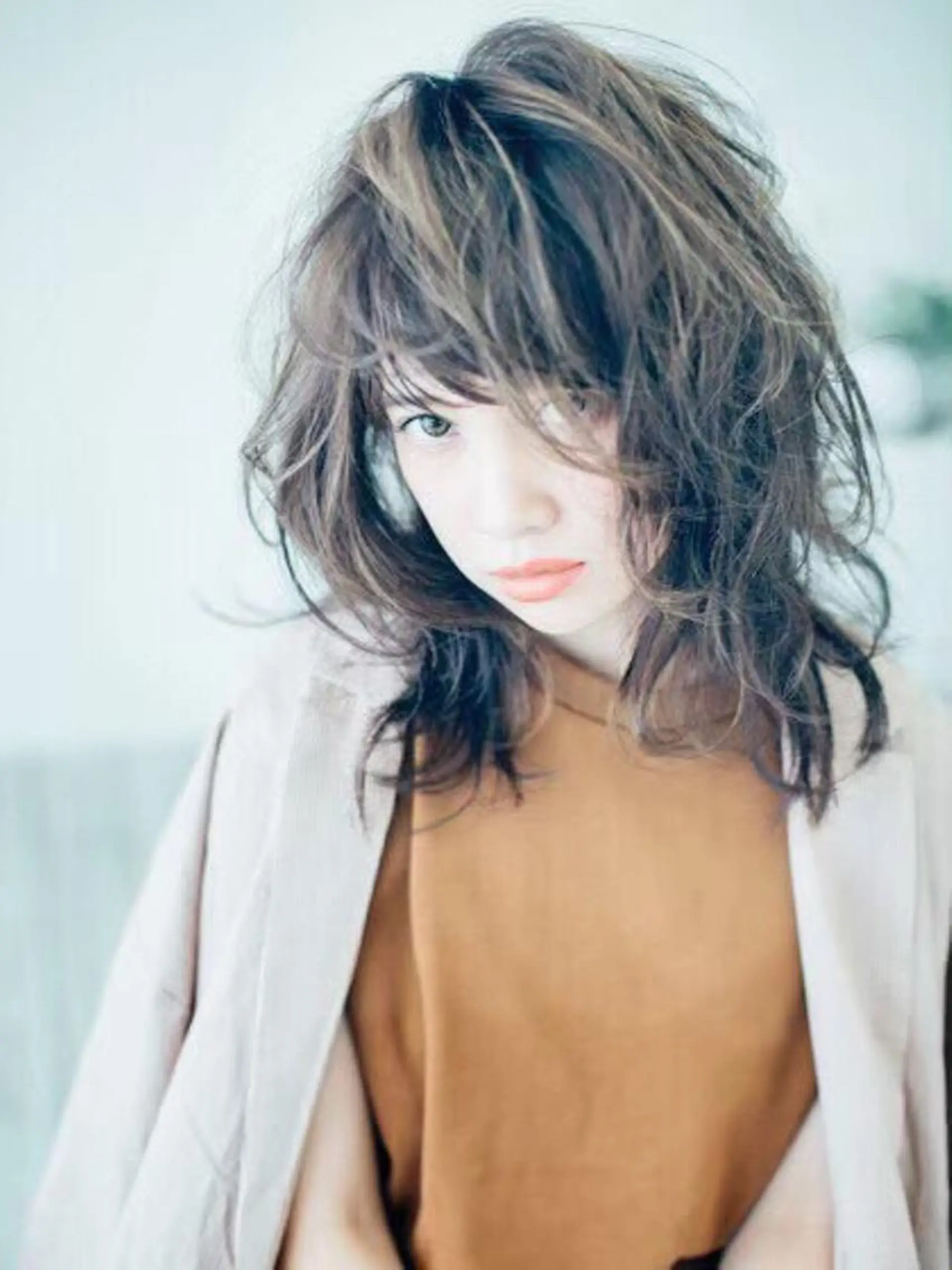 セミロング カラー 透明感カラー ウルフカット 白髪女性専門店竹内 涼乃のヘアスタイル