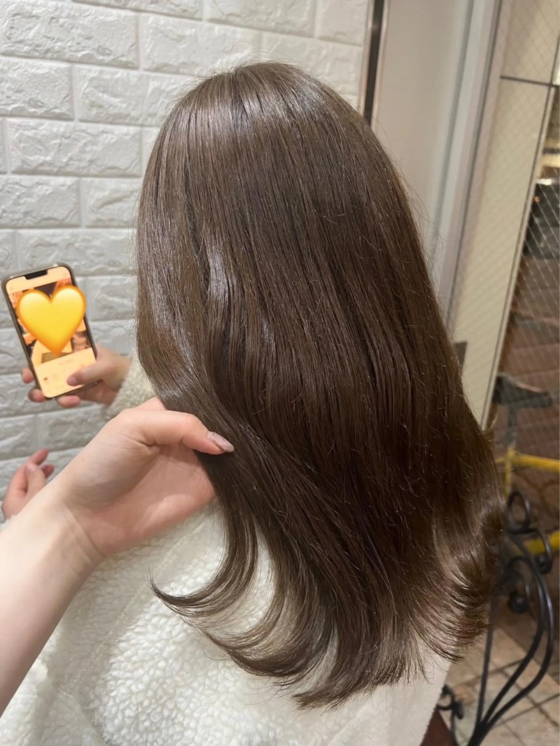 セミロング カラー ベージュカラー オリーブベージュ 石野 友唯のヘアスタイル