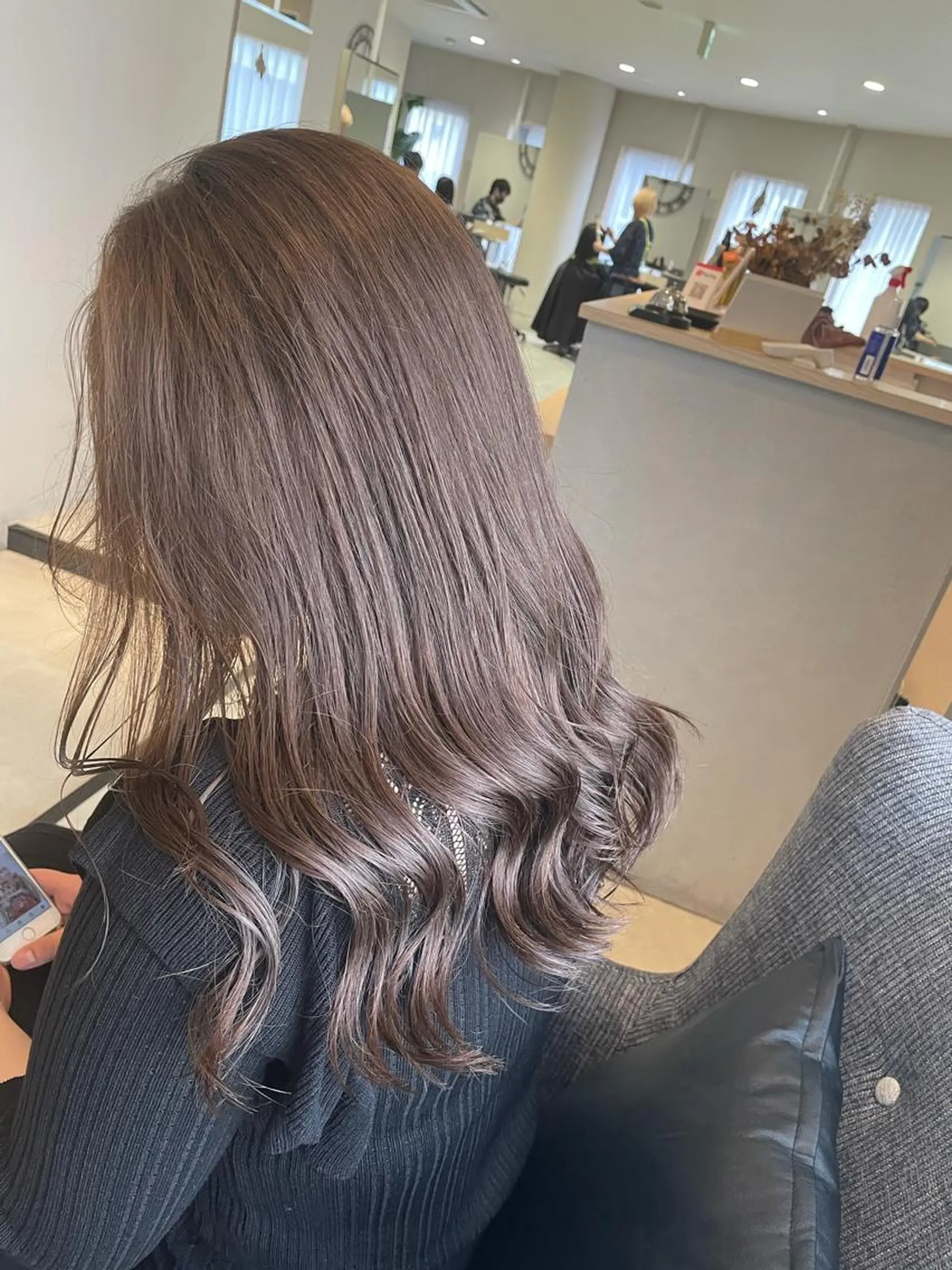 ロング カラー ベージュカラー ブリーチ イルミナカラー ミルクティーベージュ ブリーチなしカラー Eleanor 立川北口のヘアスタイル