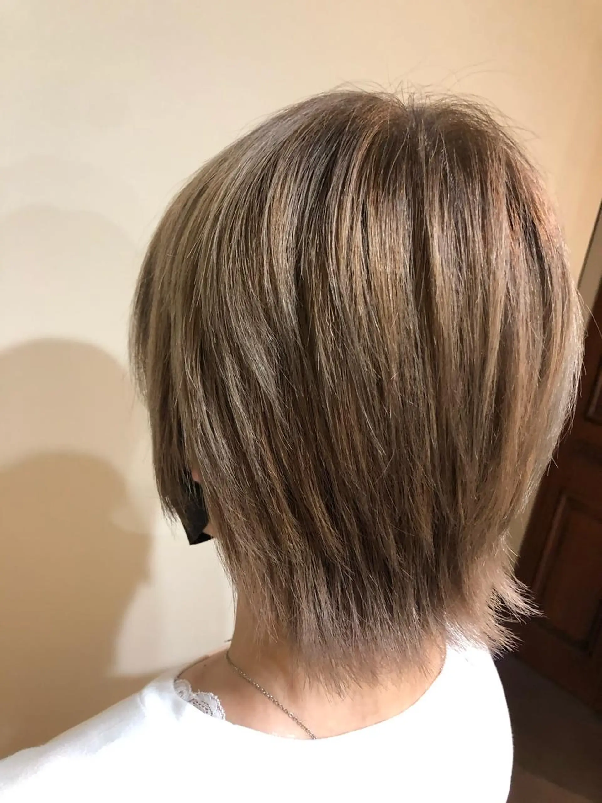 ショート カラー ベージュカラー ミルクティーベージュ ウルフカット カット ヘアカラー トリートメント 💓シールエクステ for...のヘアスタイル