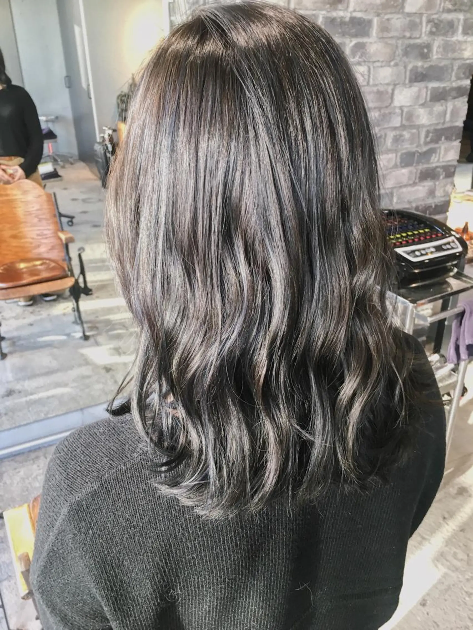 セミロング カラー パーマ ブリーチ ブルーカラー ブルージュ グレージュ ブリーチなしカラー 代表 中島貴志のヘアスタイル