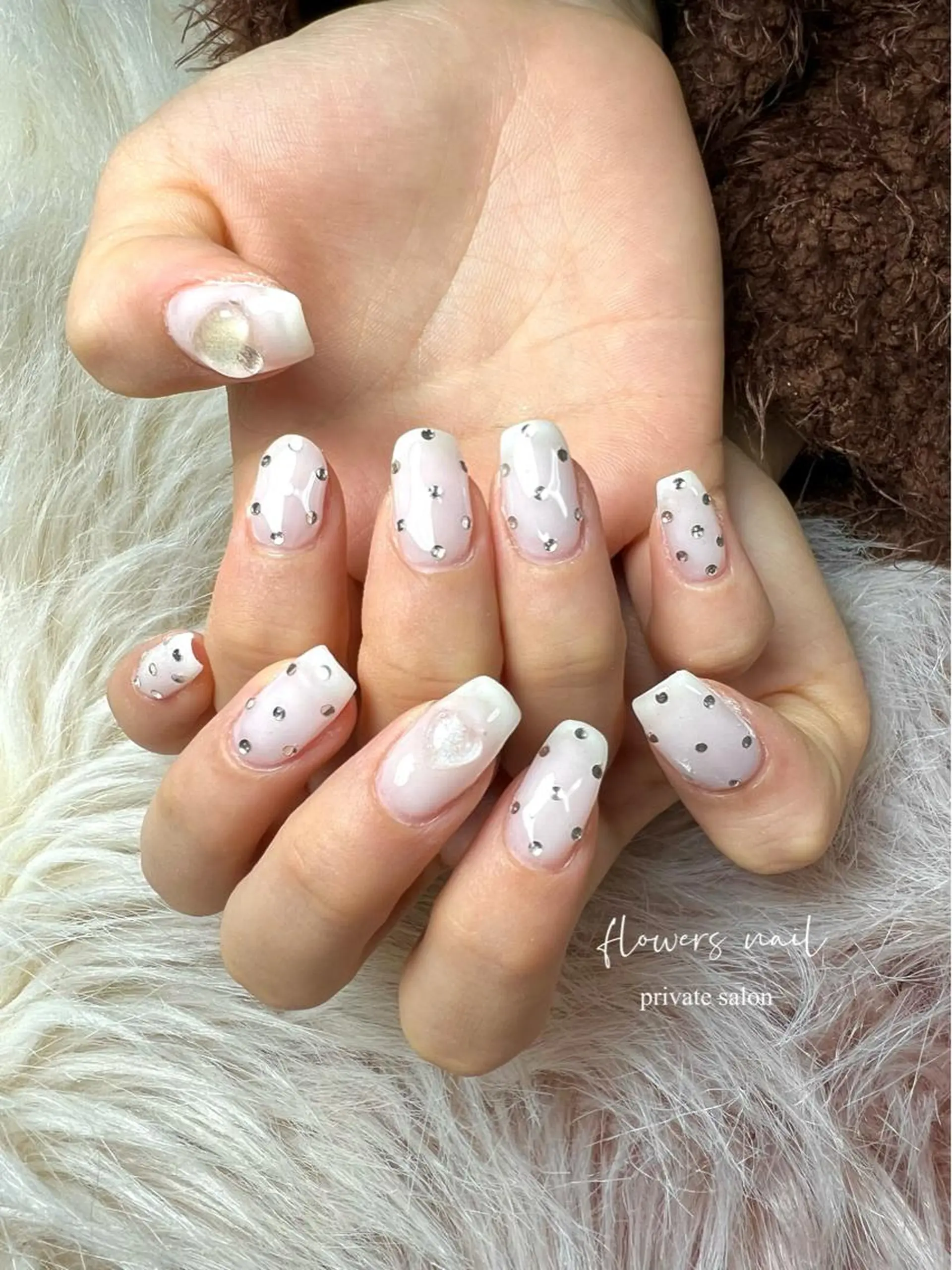 ネイル ドット ジェルネイル キラキラネイル 韓国ネイル 持ち込み flowers nailのネイルデザイン