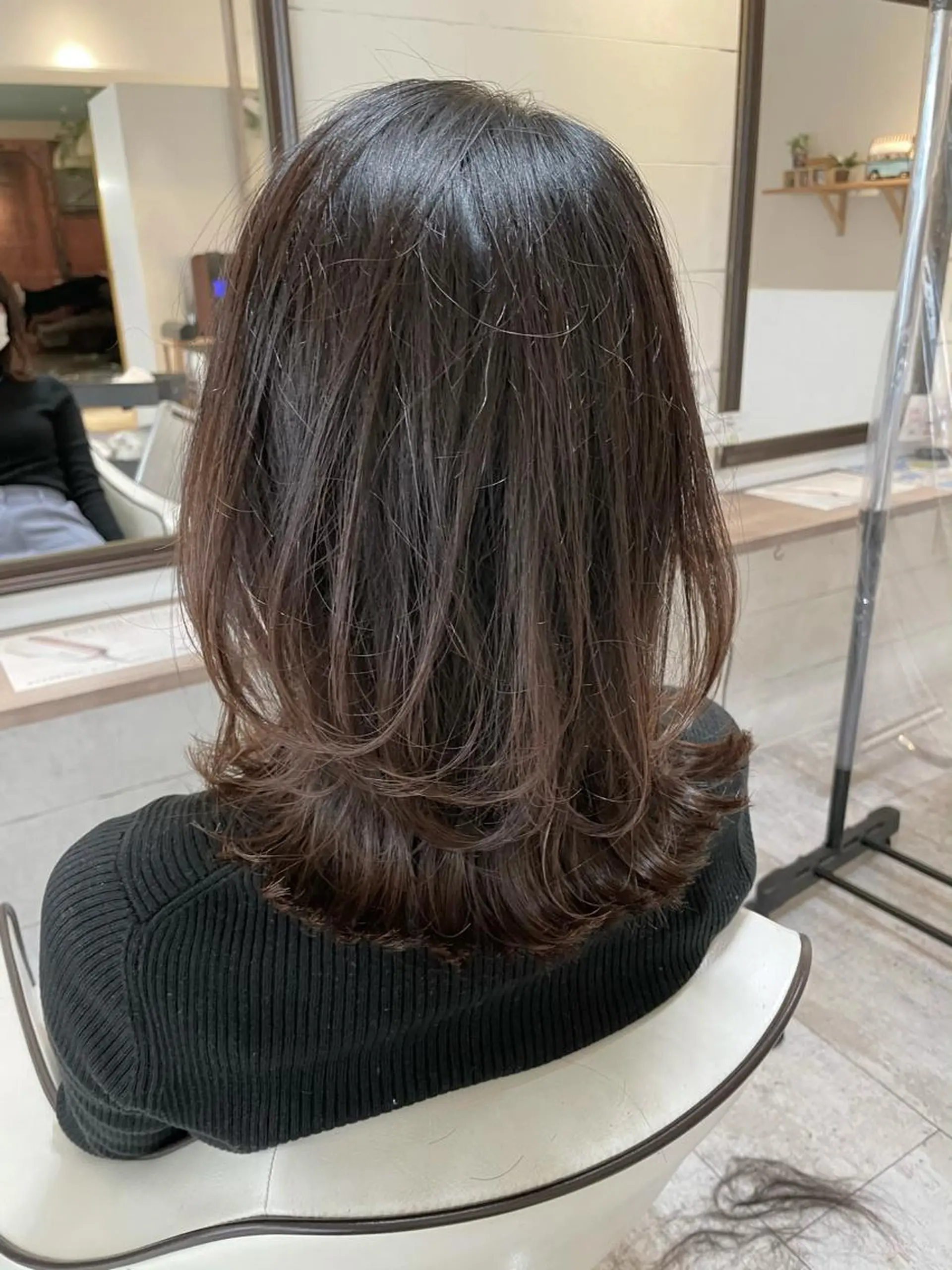 ミディアム esse大阪茶屋町店所属・レイヤーカット 新井田陽寿のヘアスタイル