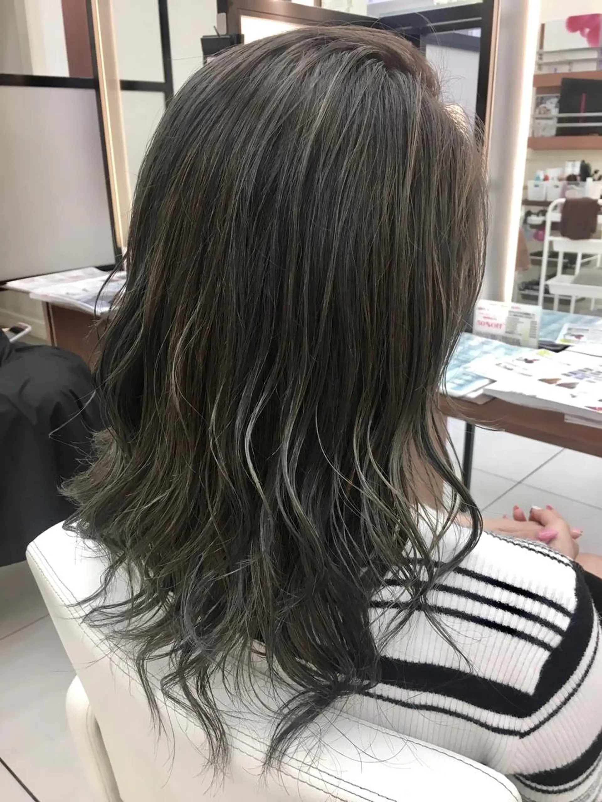 カラー バレイヤージュ グレージュ イルミナカラー 外国人風カラー カット ヘアカラー N° jillva ♦️川端裕司♦️のヘアスタイル