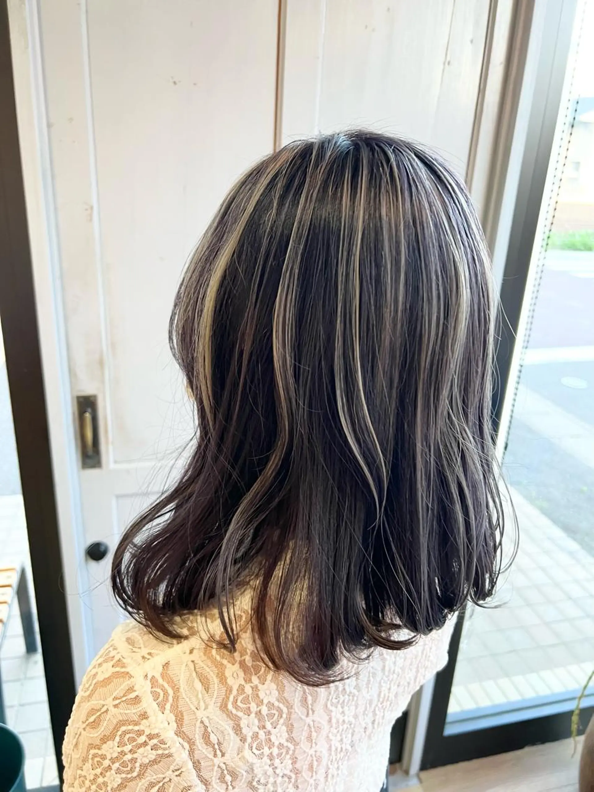 セミロング カラー ブリーチ ハイライトカラー バイオレットカラー ハイライト ヘアカラー トリートメント 堀 望美のヘアスタイル