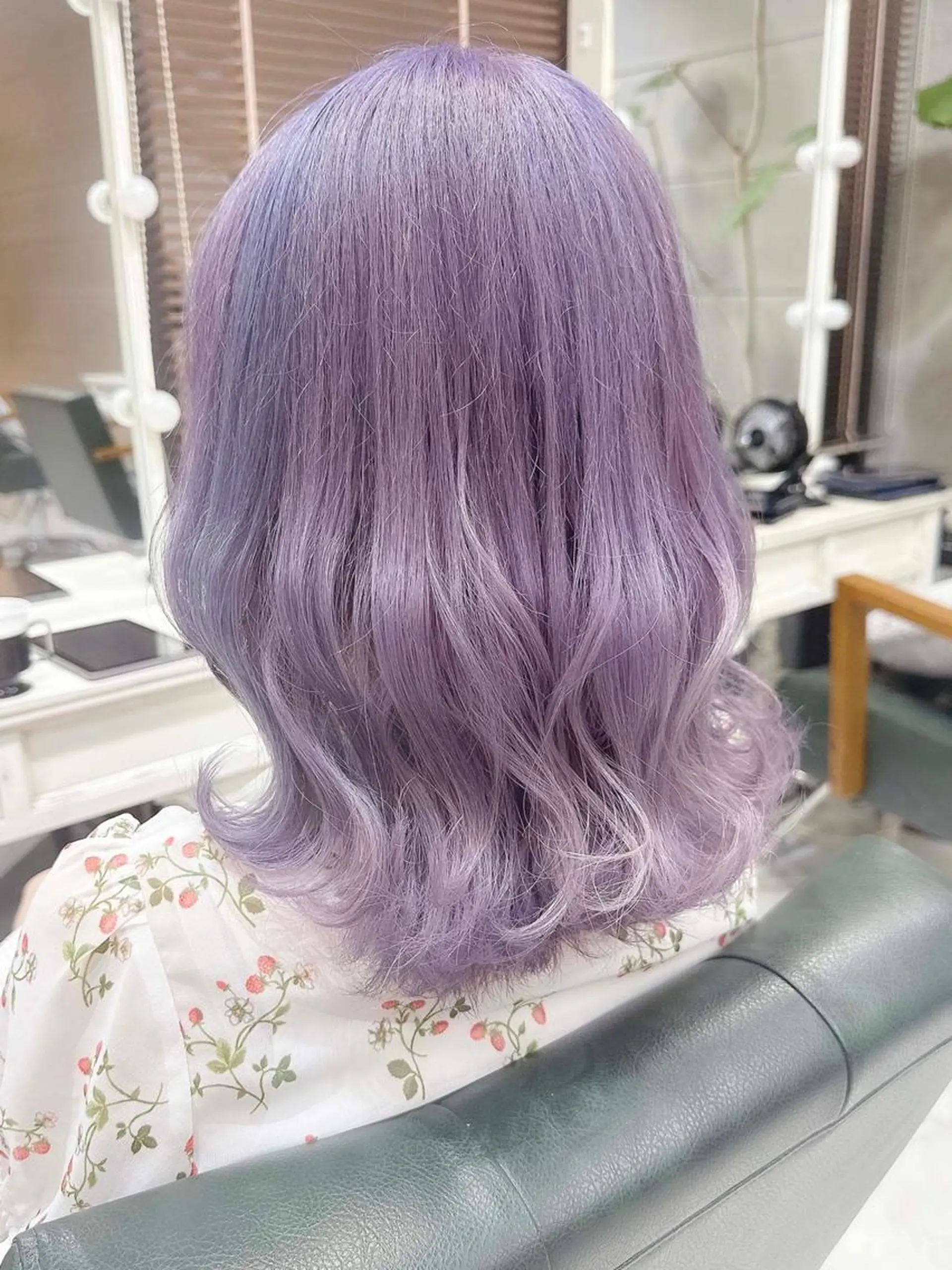 セミロング カラー ヘアアレンジ ブリーチ 透明感カラー ハイトーンカラー パープルカラー 𝐑𝐈𝐍𝐊𝐀 🐷🖤のヘアスタイル