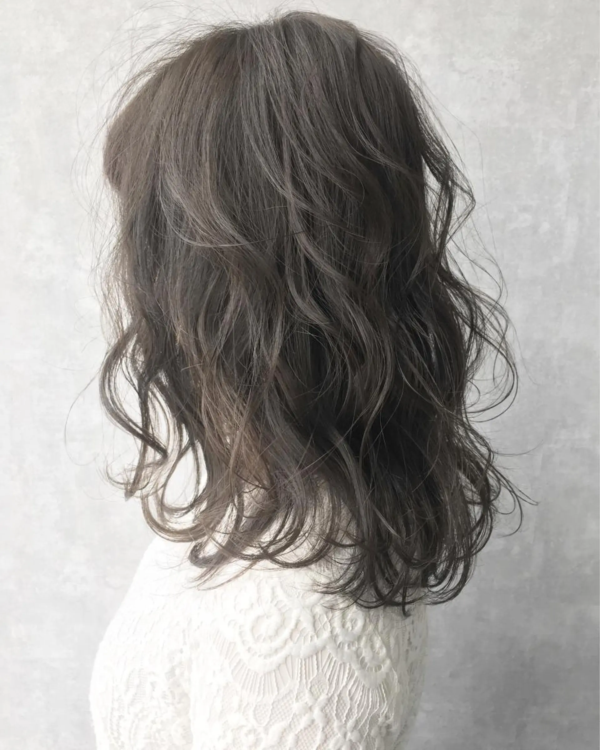 セミロング カラー グレージュ ハイライトカラー ハイライト レイヤーカット BLend 渋谷のヘアスタイル