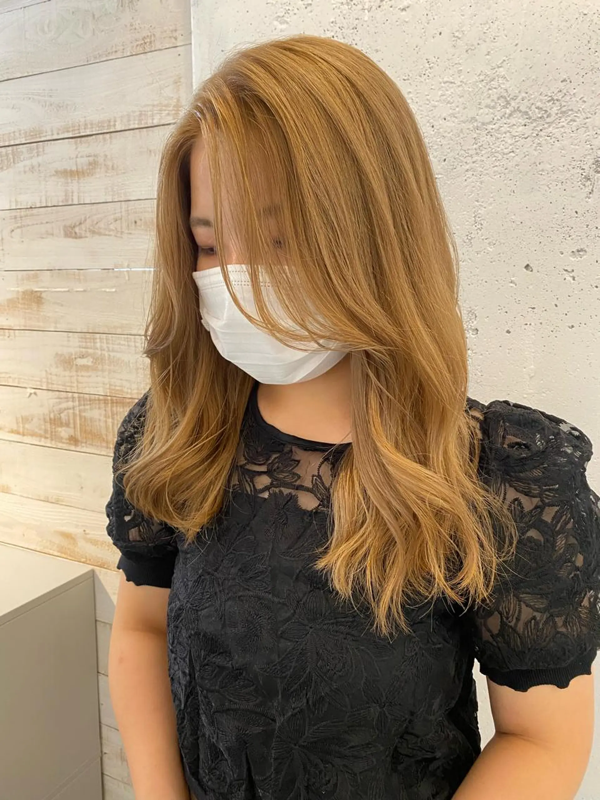 ロング カラー ベージュカラー ブリーチ ロング ブリーチなしカラー レイヤーカットのヘアスタイル