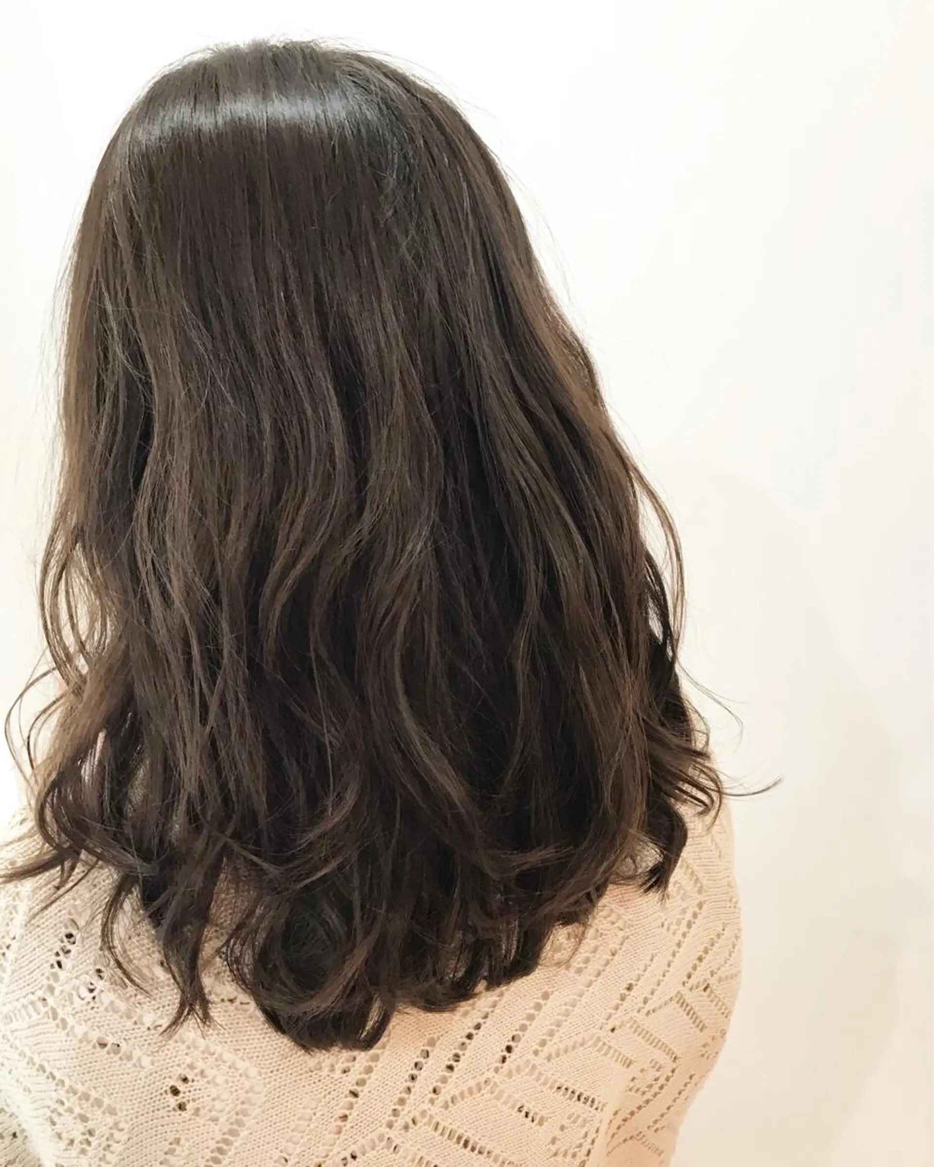 ミディアム パーマ ミディアムパーマ カット パーマ トリートメント ヘッドスパ AILEE所属・ウルフカット レイヤーカット上柿のヘアスタイル