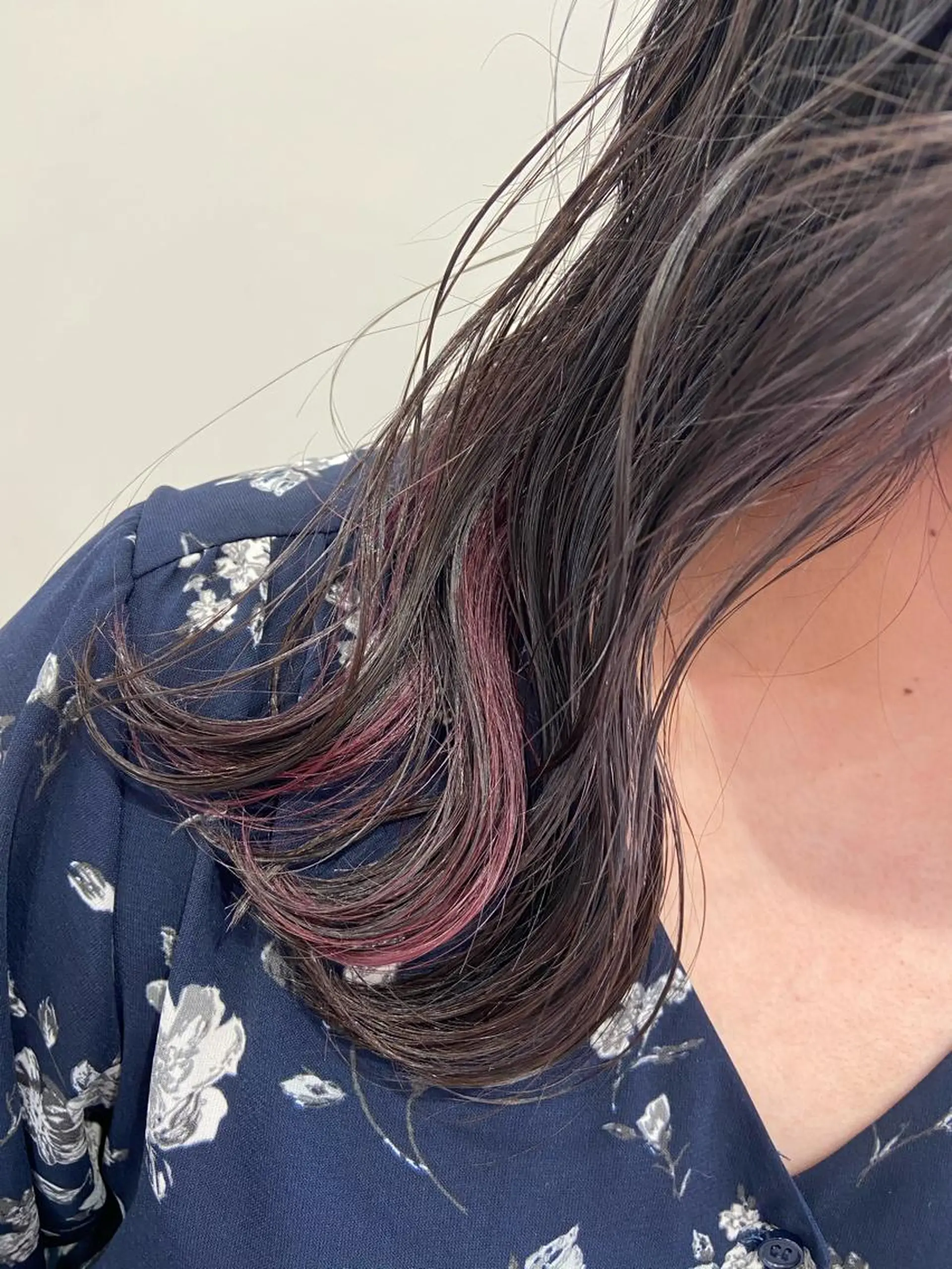 セミロング カラー インナーカラー ピンクカラー バイオレットカラー カット ヘアカラー Amour なぐらのヘアスタイル
