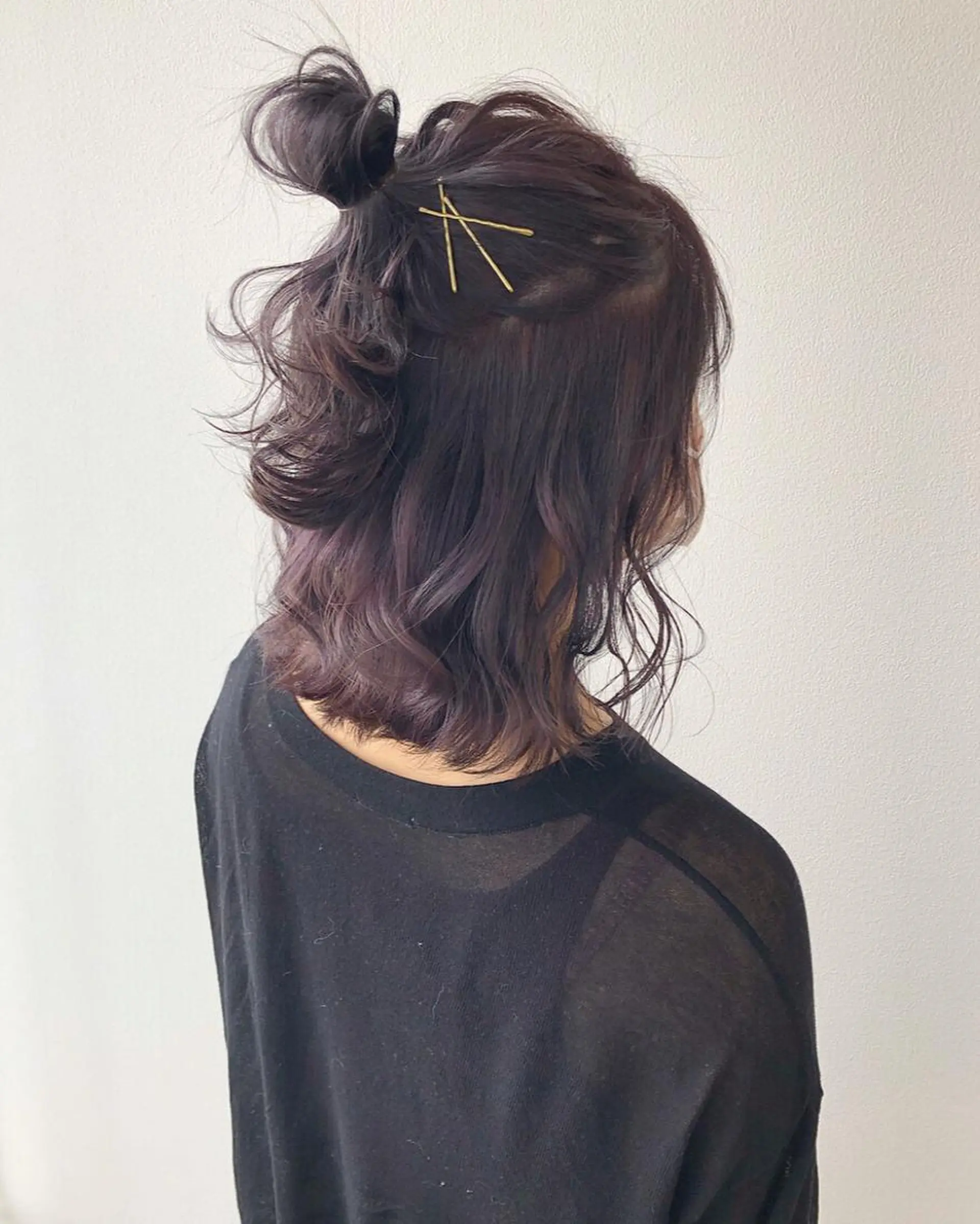 ミディアム カラー ヘアアレンジ ハーフアップ お団子ヘア ピンクカラー ピンクパープル パープルカラー ヘアカラー トリートメント autre所属・大久保 ひでなりのヘアスタイル