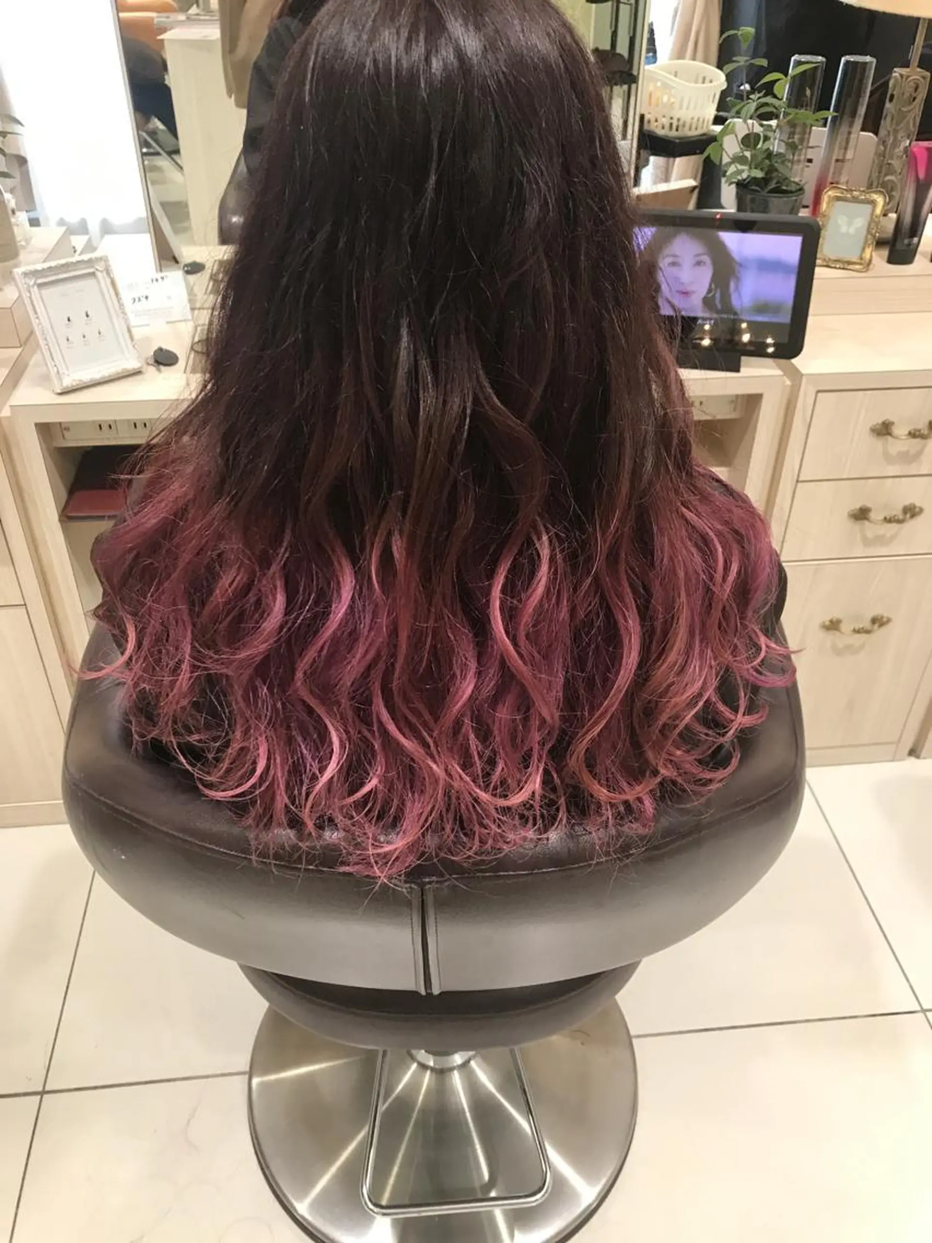 ロング カラー ピンクカラー ヘアカラー トリートメント 豊田 恭平のヘアスタイル