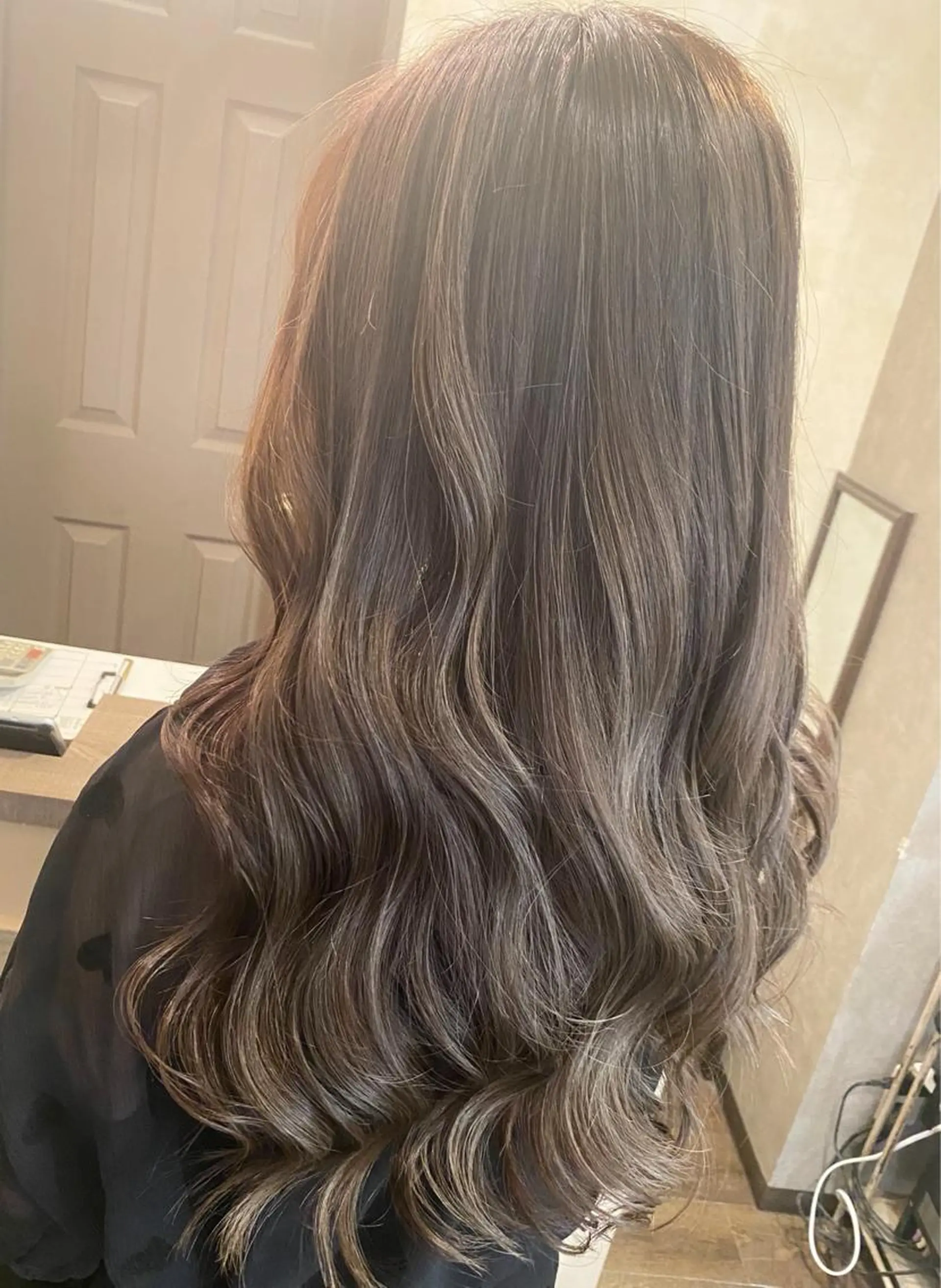 ロング カラー ブリーチ グレージュ ハイライトカラー ハイライト ヘアカラー トリートメント 田井中 悠紀のヘアスタイル