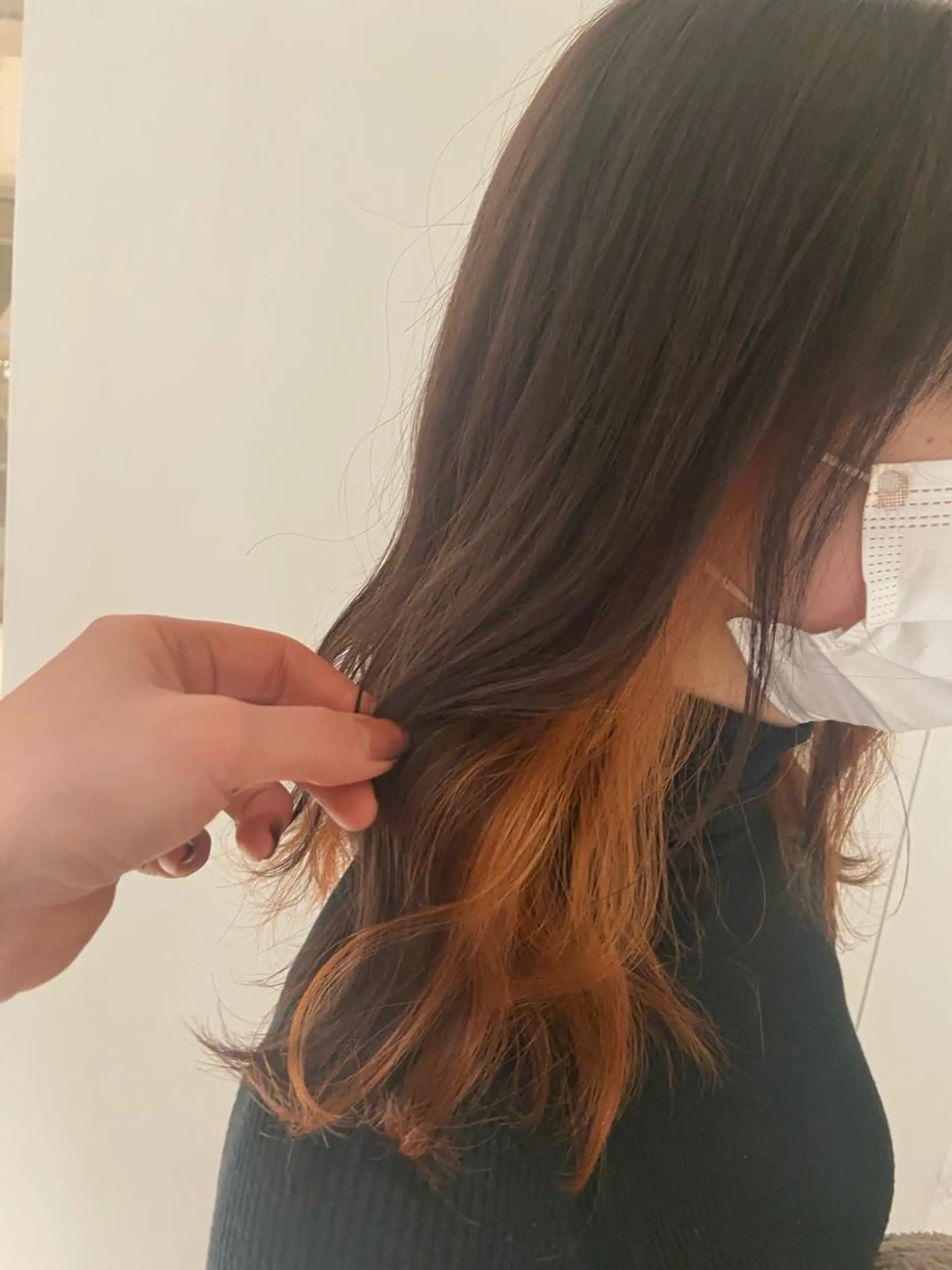 ミディアム カラー インナーカラー オレンジ カジュアルを女っぽく 𝗮𝘆𝗮𝗰𝗼のヘアスタイル
