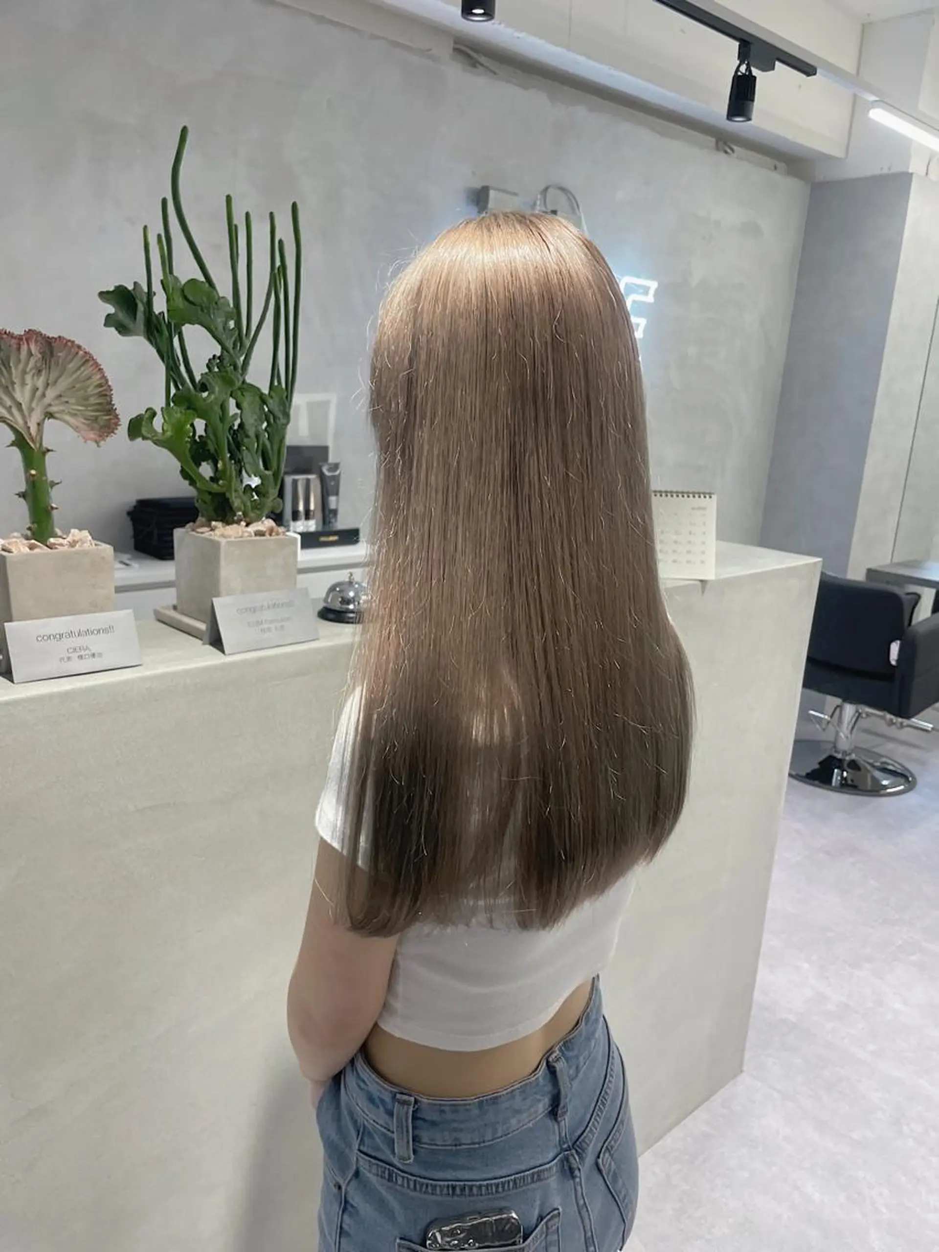 ロング カラー アッシュ バレイヤージュ ベージュカラー 黒髪 ブリーチ ikuma/ ミルクティーのヘアスタイル