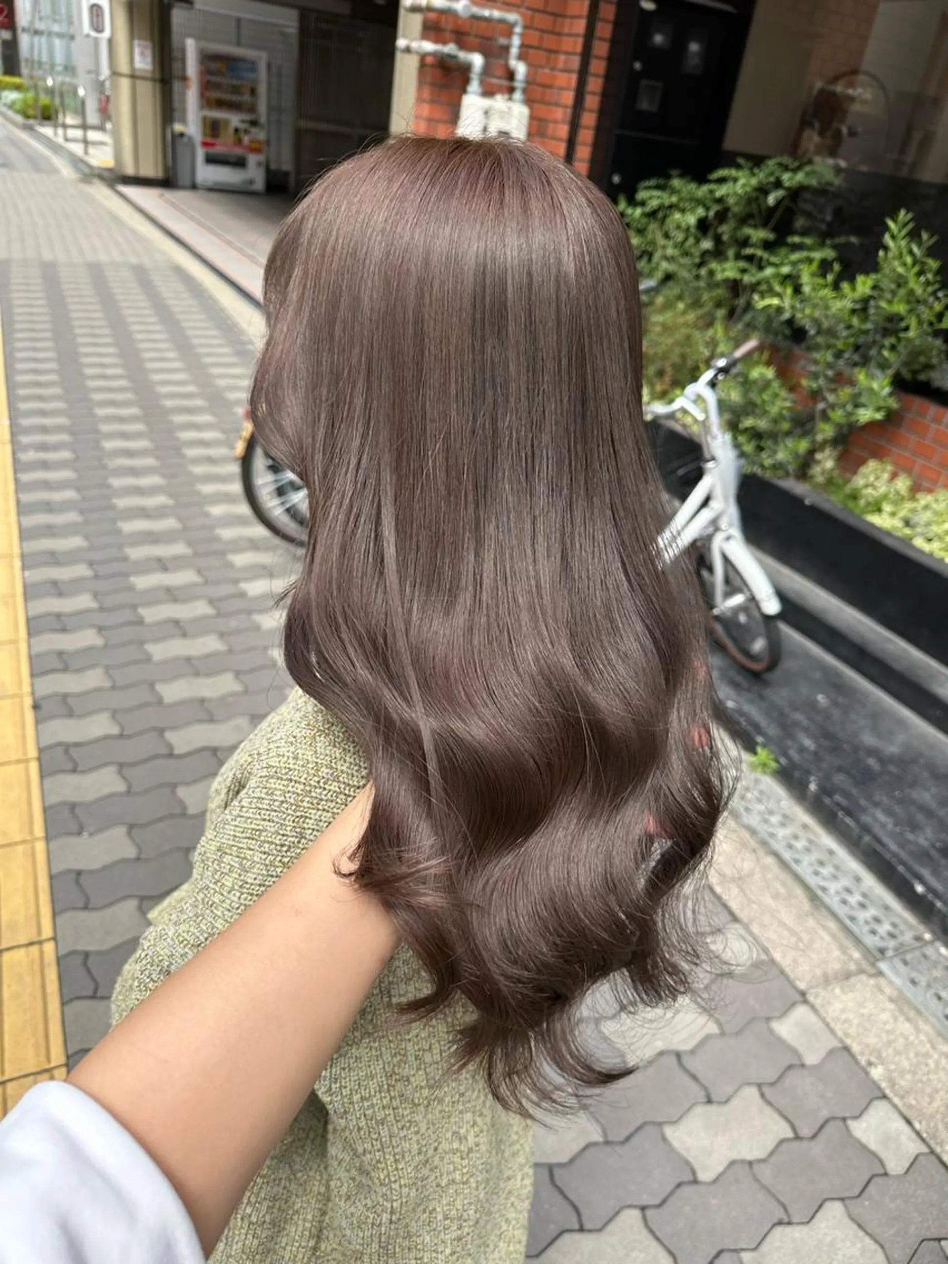 セミロング カラー ベージュカラー オリーブベージュ カット ヘアカラー トリートメント 上田 紗也のヘアスタイル
