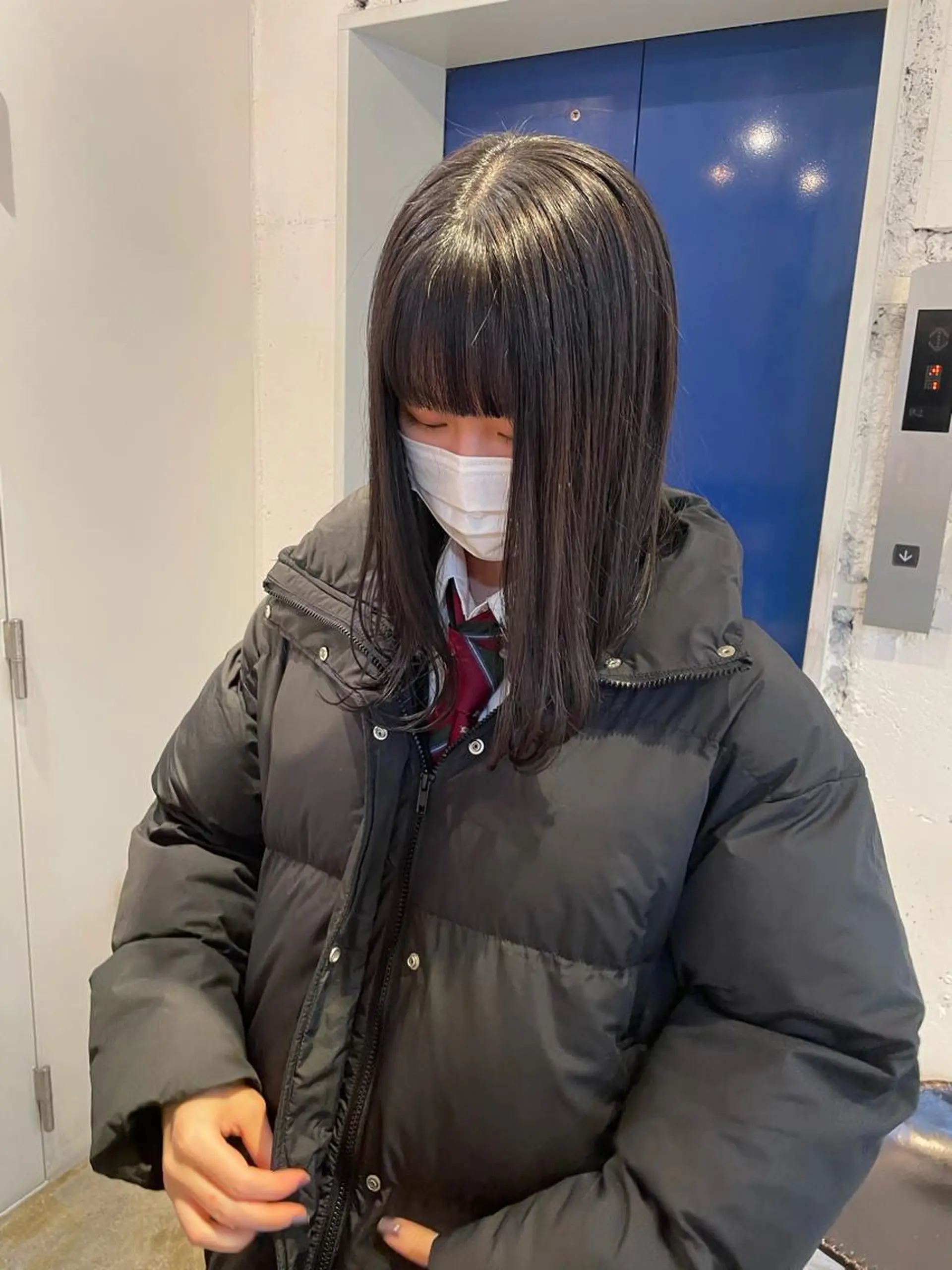 ミディアム カラー 黒髪 ブルーカラー ブルーブラック 透明感カラー MIOベージュカラー 柔らかいカラーのヘアスタイル