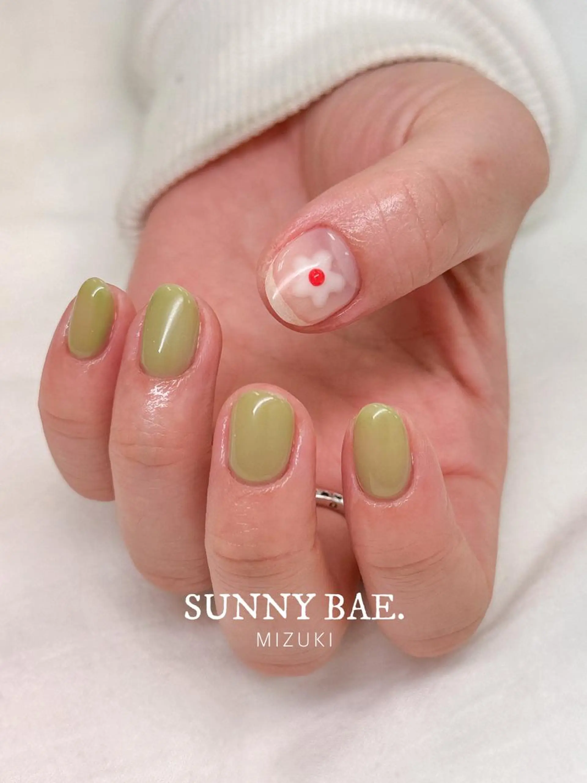 ネイル フラワーネイル グリーン ワンカラーネイル ぷっくりネイル シンプルネイル ハンドネイル SUNNY BAE. 🌼MIZUKIのネイルデザイン
