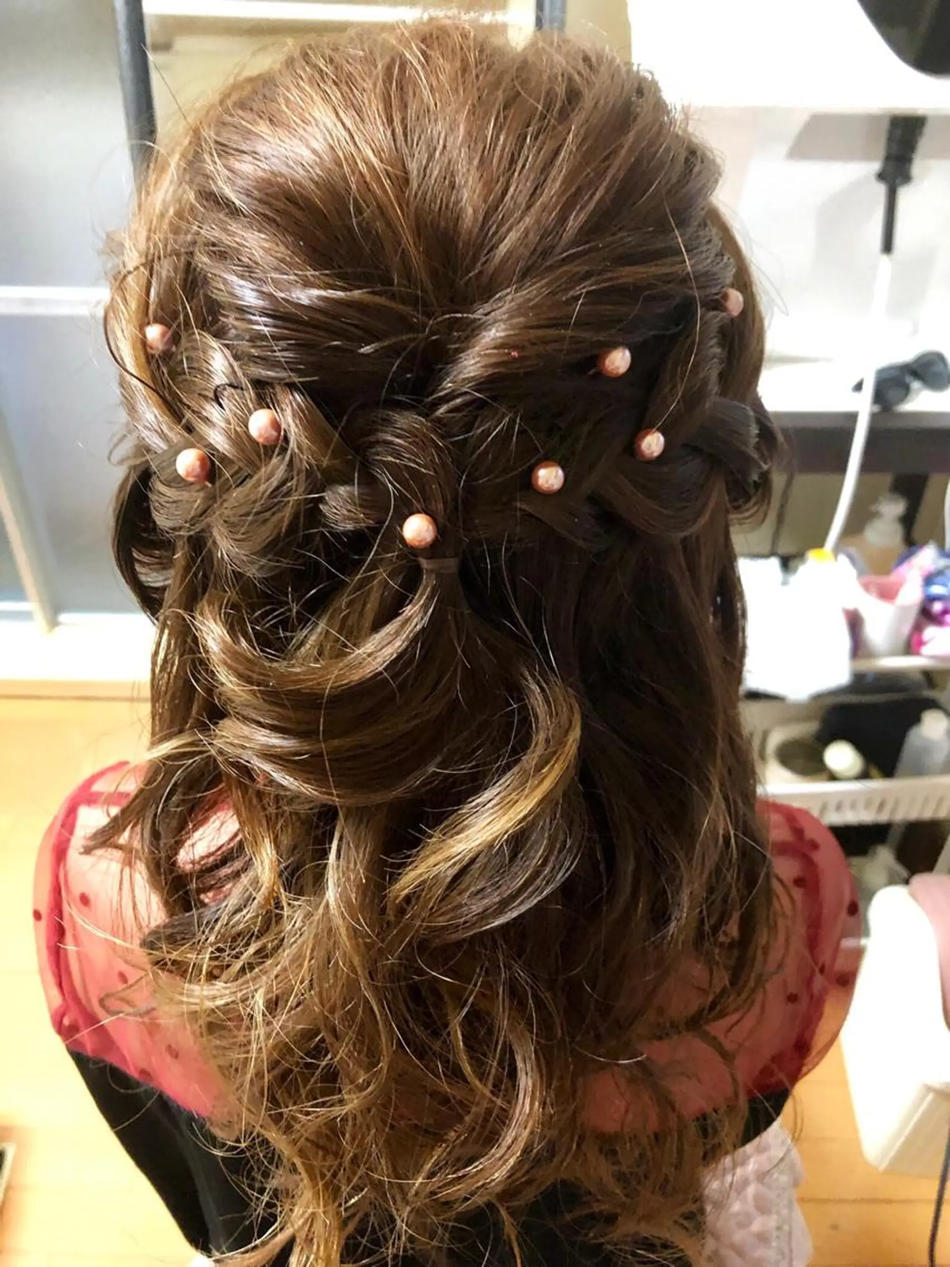 ミディアム カラー パーマ ヘアアレンジ メンズ ネイル マツエク・マツパ ハーフアップ 結婚式・ブライダル 結婚式・ブライダル デート ブライダルネイル 銀河 ティンガーラのヘアスタイル