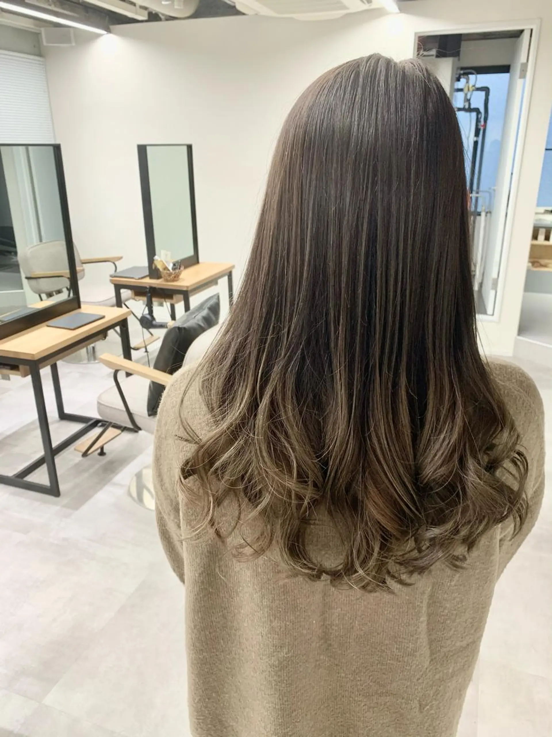 ロング カラー アッシュ ベージュカラー ブリーチ ダブルカラー グラデーションカラー ヘアカラー トリートメント 韓国風ツヤ髪サロン ⭐️髪質改善ルーチェのヘアスタイル