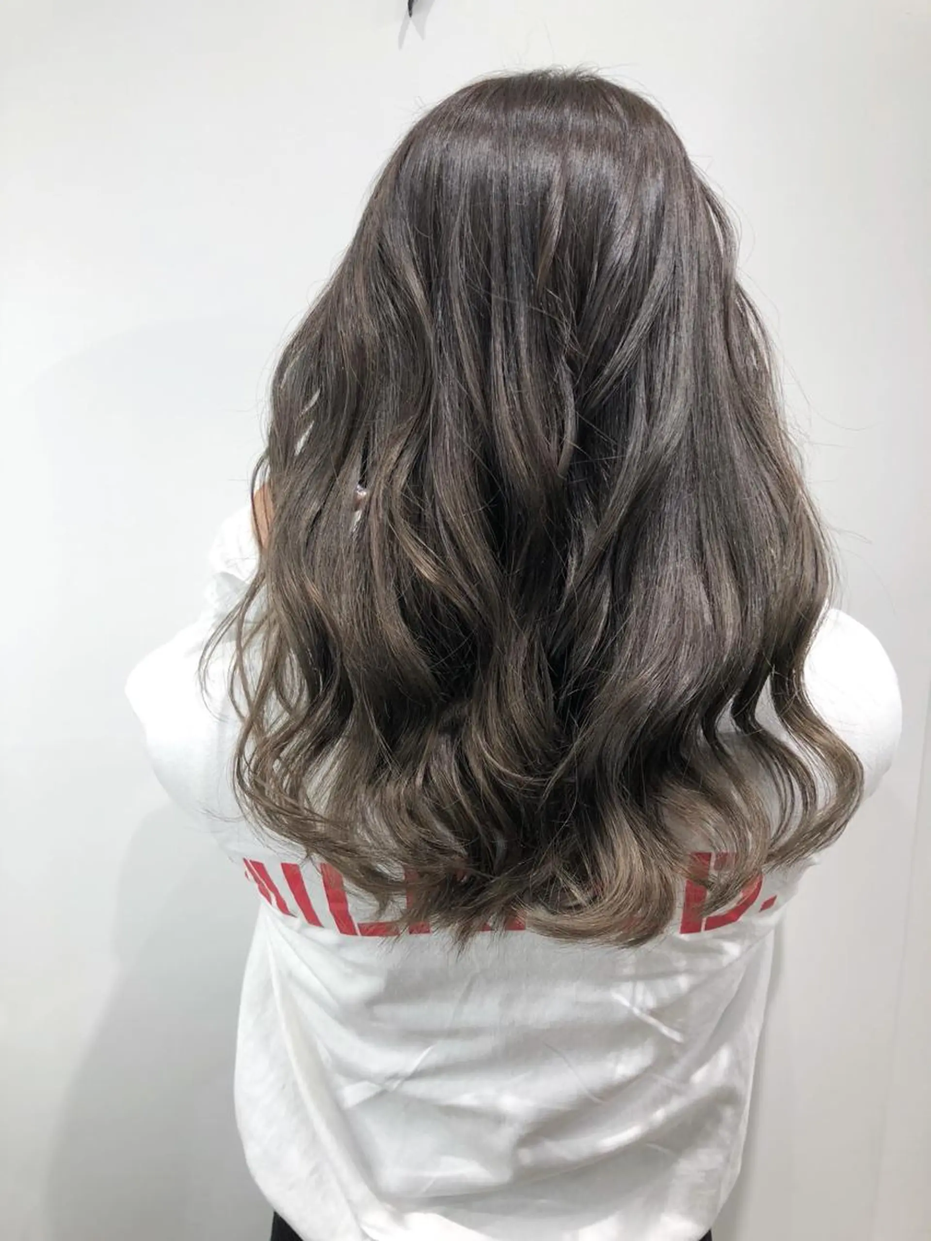 ロング カラー 透明感カラー グラデーションカラー グレージュ ハイライトカラー ハイライト  渡部 妃月のヘアスタイル