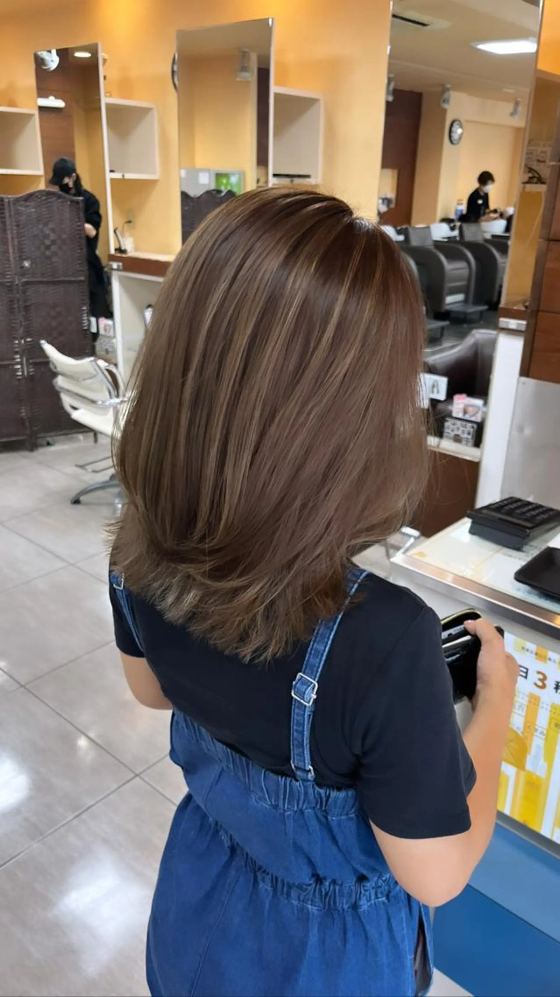 セミロング カラー ヘアアレンジ カット ヘアカラー トリートメント ヘッドスパ インナー×縮毛矯正 ピンクカラー澤井里菜のヘアスタイル