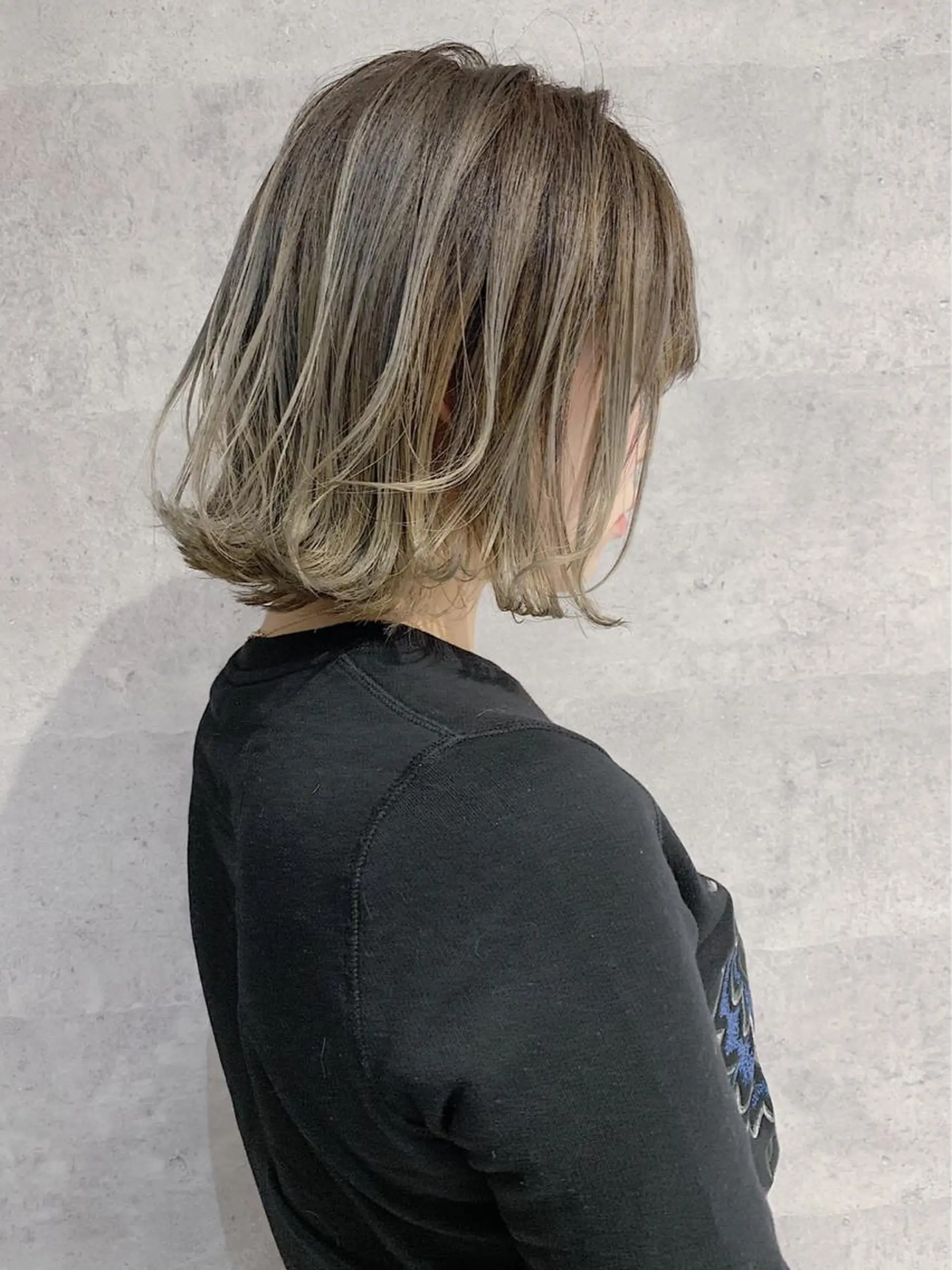 ミディアム カラー ブリーチ ハイライトカラー ハイライト _WHITE 難波本店のヘアスタイル