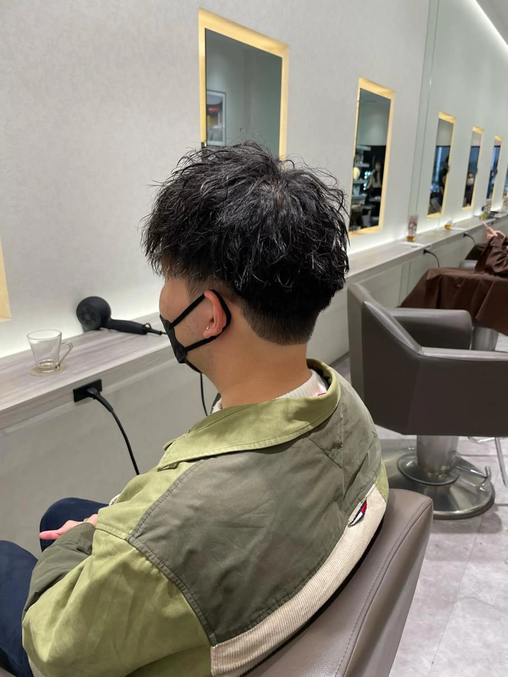 ショート パーマ メンズ メンズブリーチ メンズハイライト メンズメッシュ メンズパーマ メンズツイストパーマ カット パーマ メンズ特化店長✨ 9/13空◎岡本一真のヘアスタイル