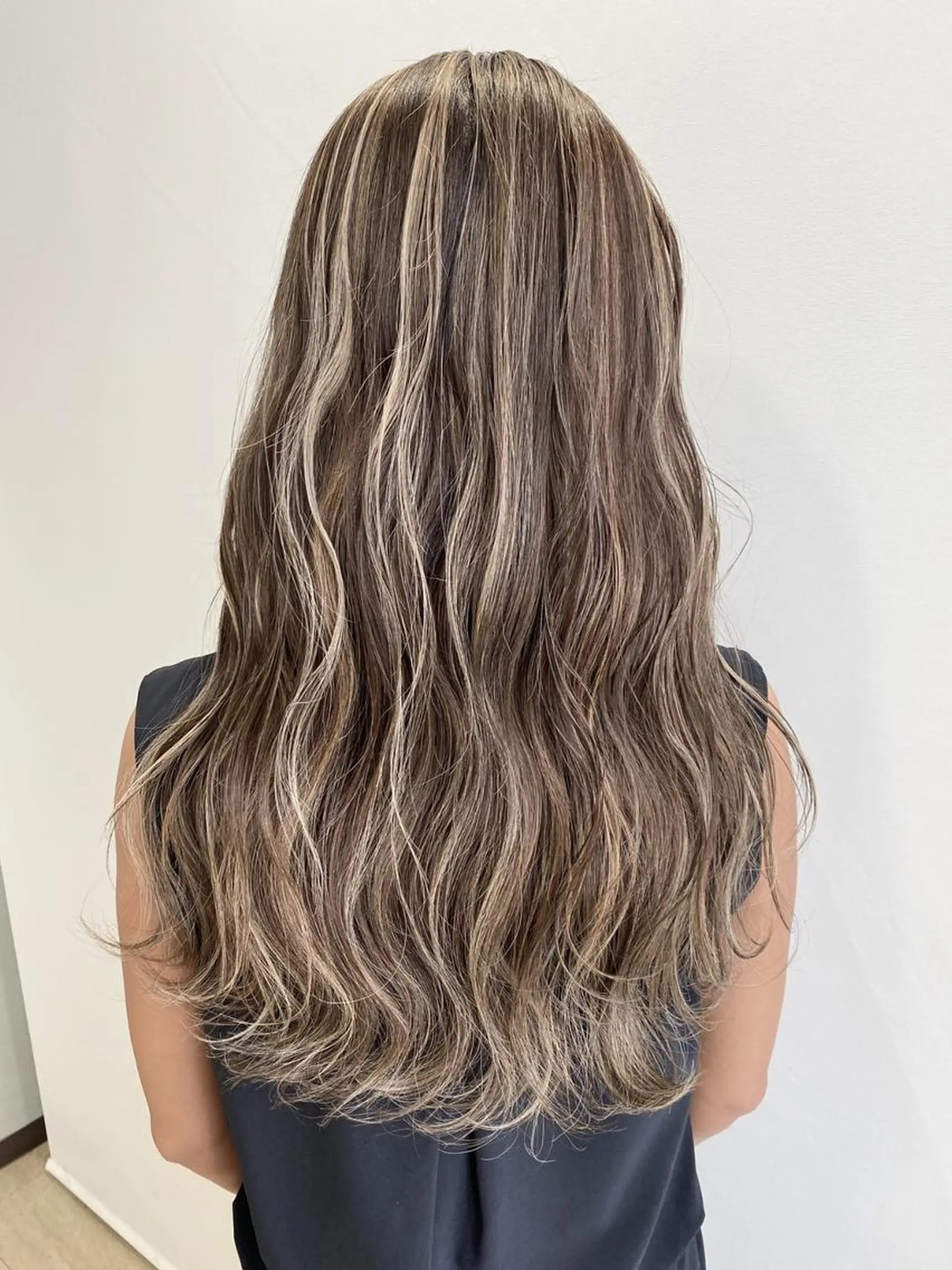 ロング カラー パーマ ヘアアレンジ シールエクステ アッシュ バレイヤージュ ベージュカラー ブリーチ L. OSAKAのヘアスタイル