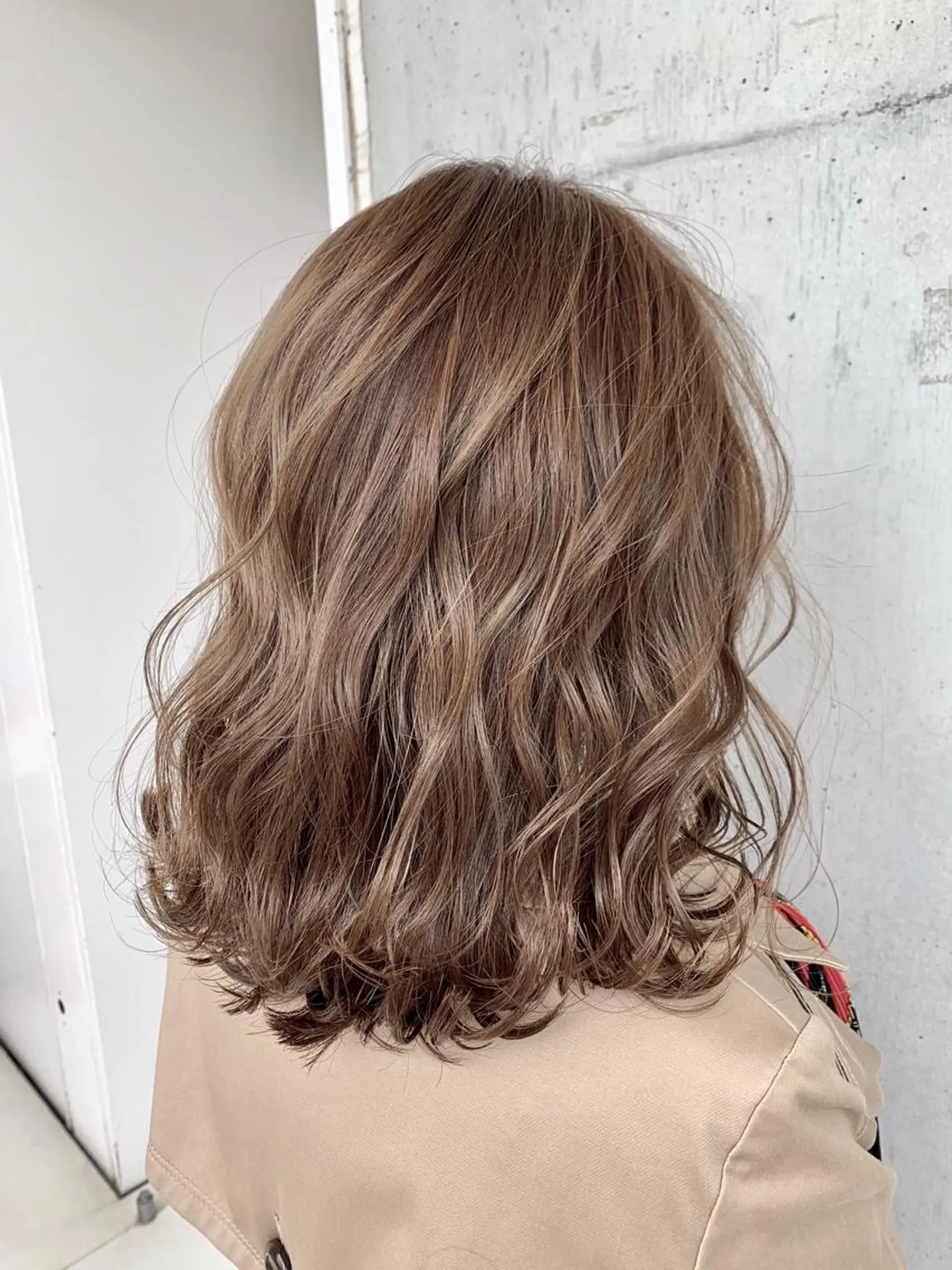 ミディアム カラー パーマ ベージュカラー 透明感カラー カット パーマ トリートメント Lien🌿Top Stylist沖田のヘアスタイル