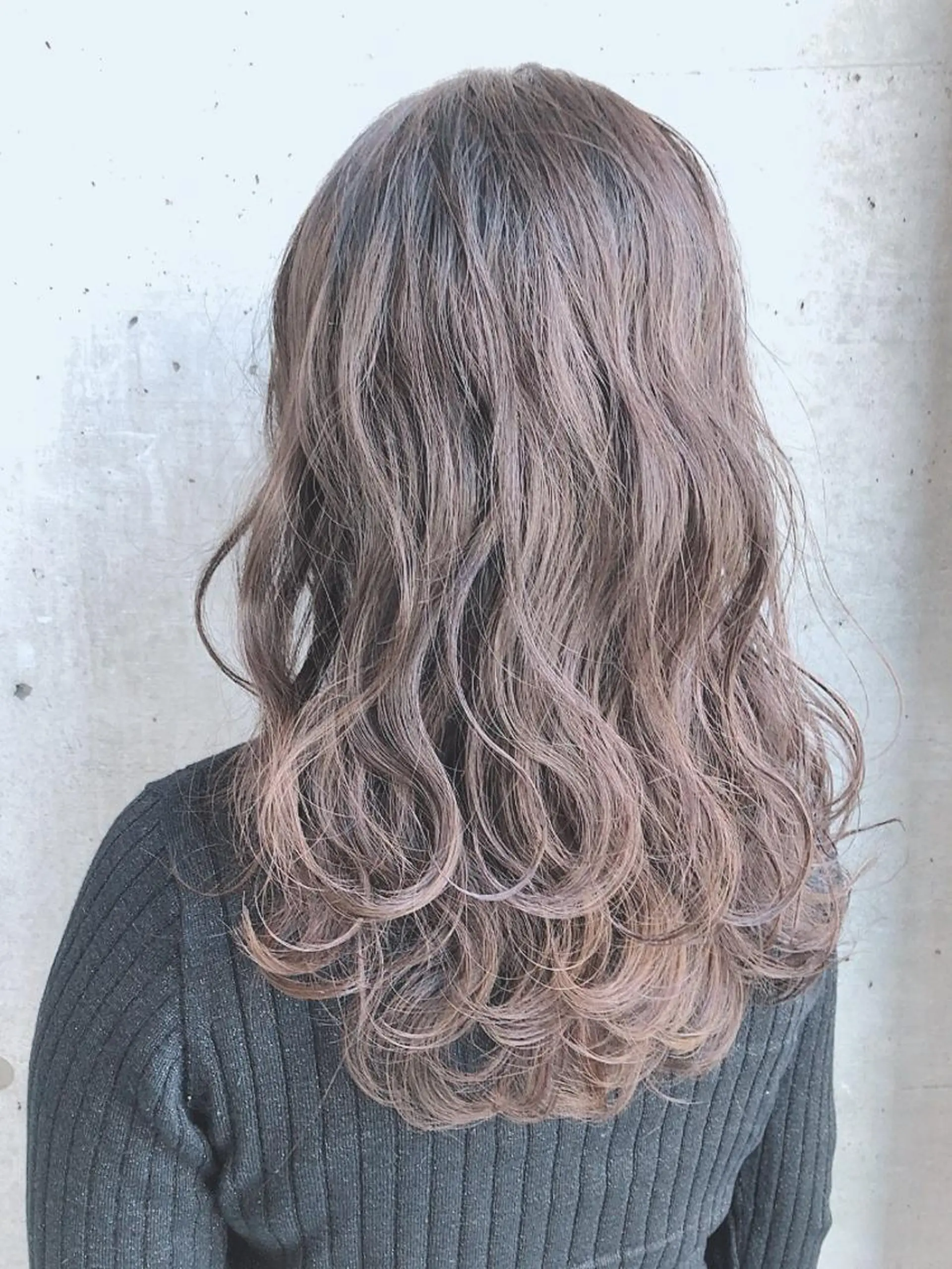 ロング カラー アッシュ アッシュグレー アッシュグレージュ グレージュ ハイライトカラー 大栗 佑也  髪質改善のヘアスタイル