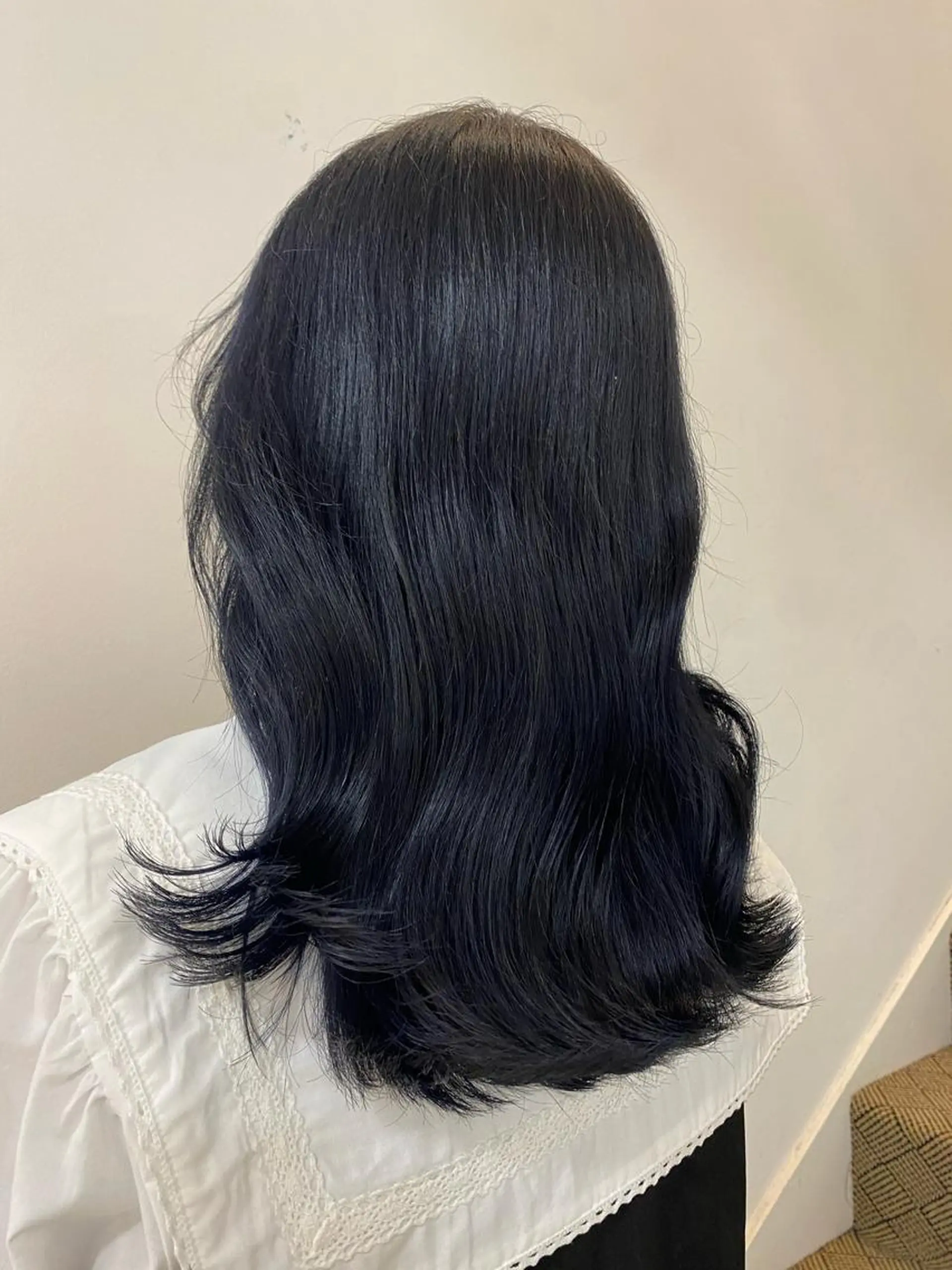 セミロング カラー 黒髪 ブリーチ ブルーカラー ブルーブラック 透明感カラー 平井 沙奈のヘアスタイル