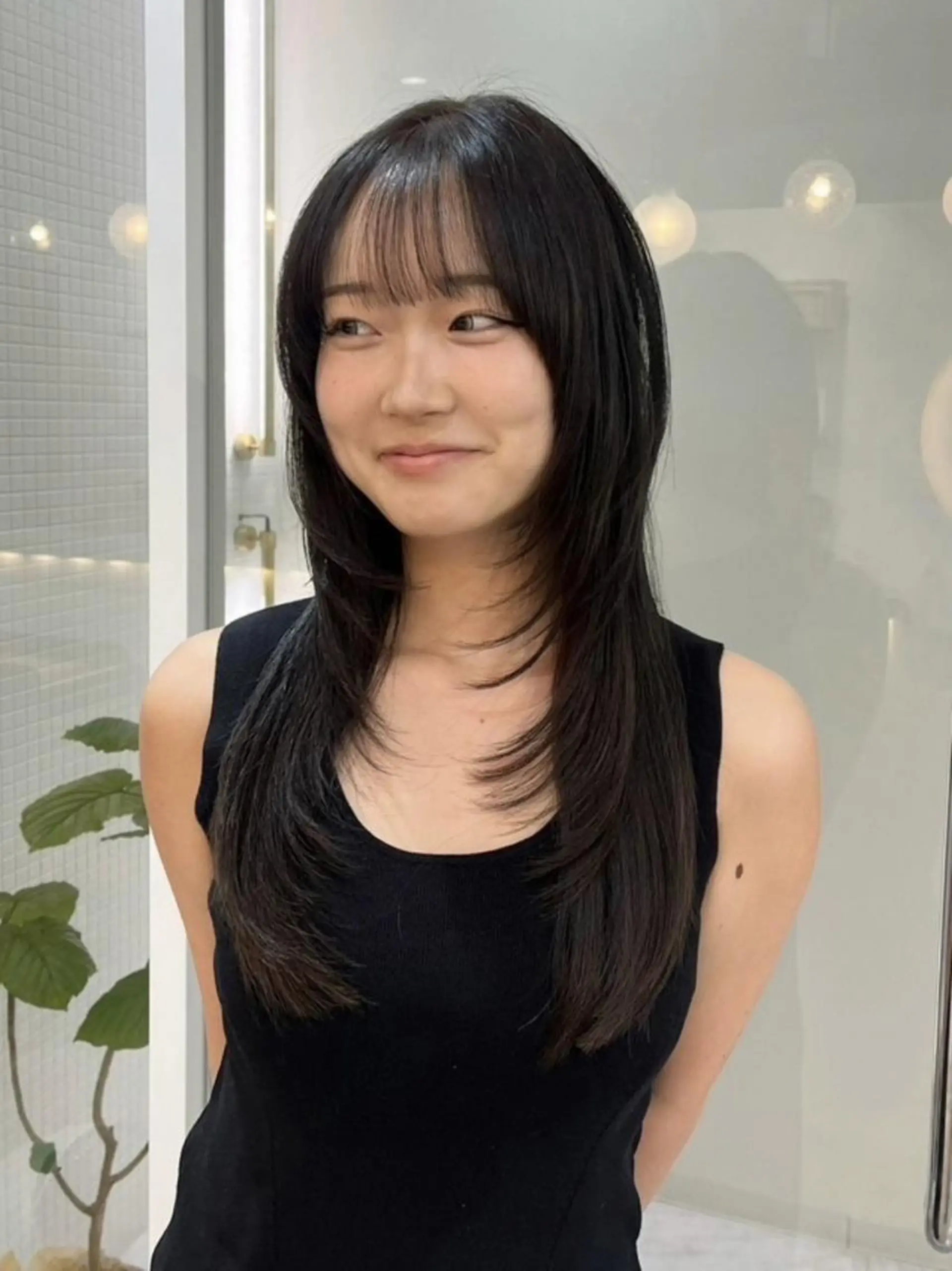 ロング カラー アッシュ シルバー シルバーアッシュ レイヤーカット Moe モエの眉毛・アイブロウイメージ