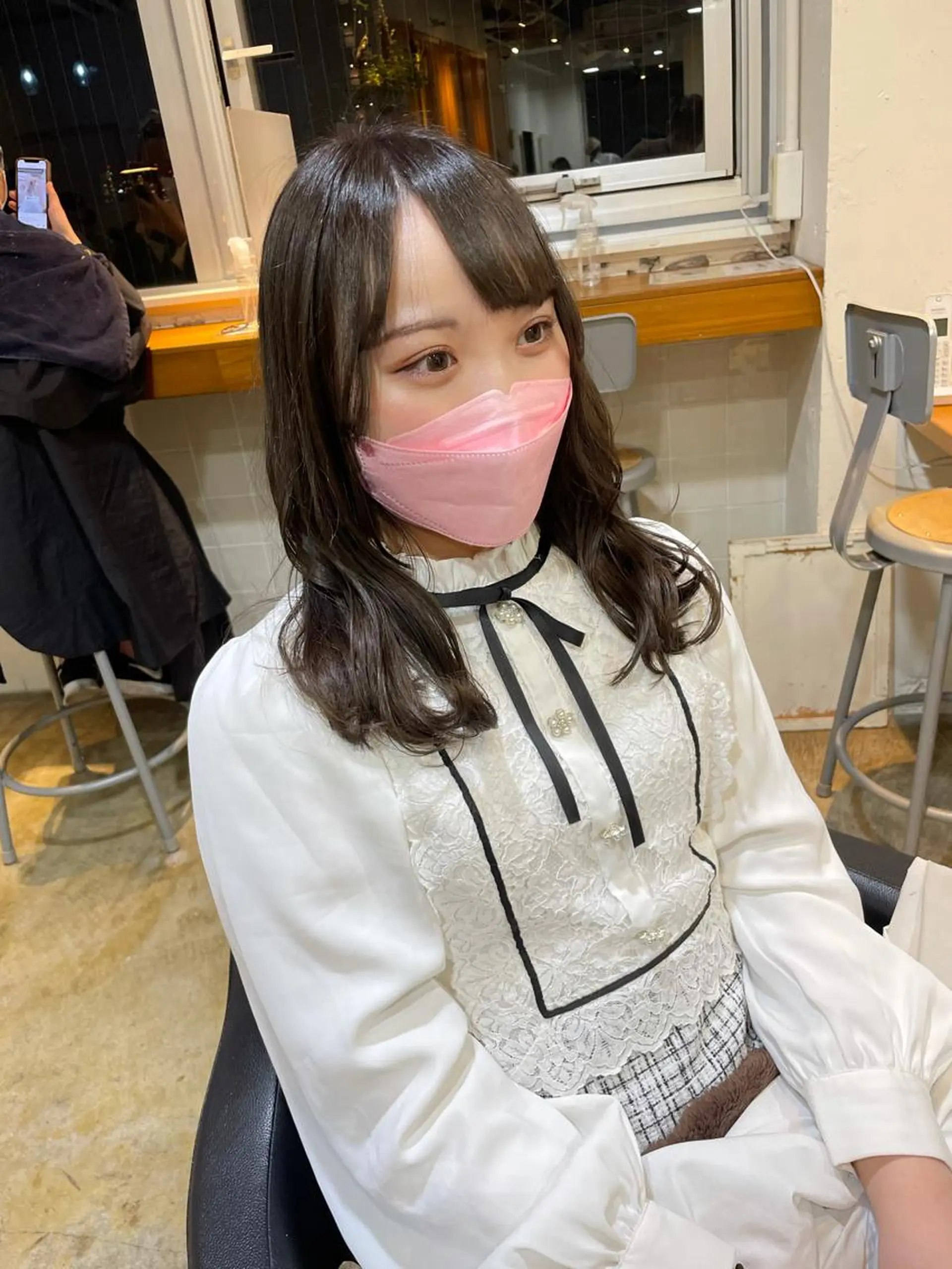 セミロング カラー ブリーチ ブルーカラー ブルーグレー ヘアカラー トリートメント MIOベージュカラー 柔らかいカラーのヘアスタイル
