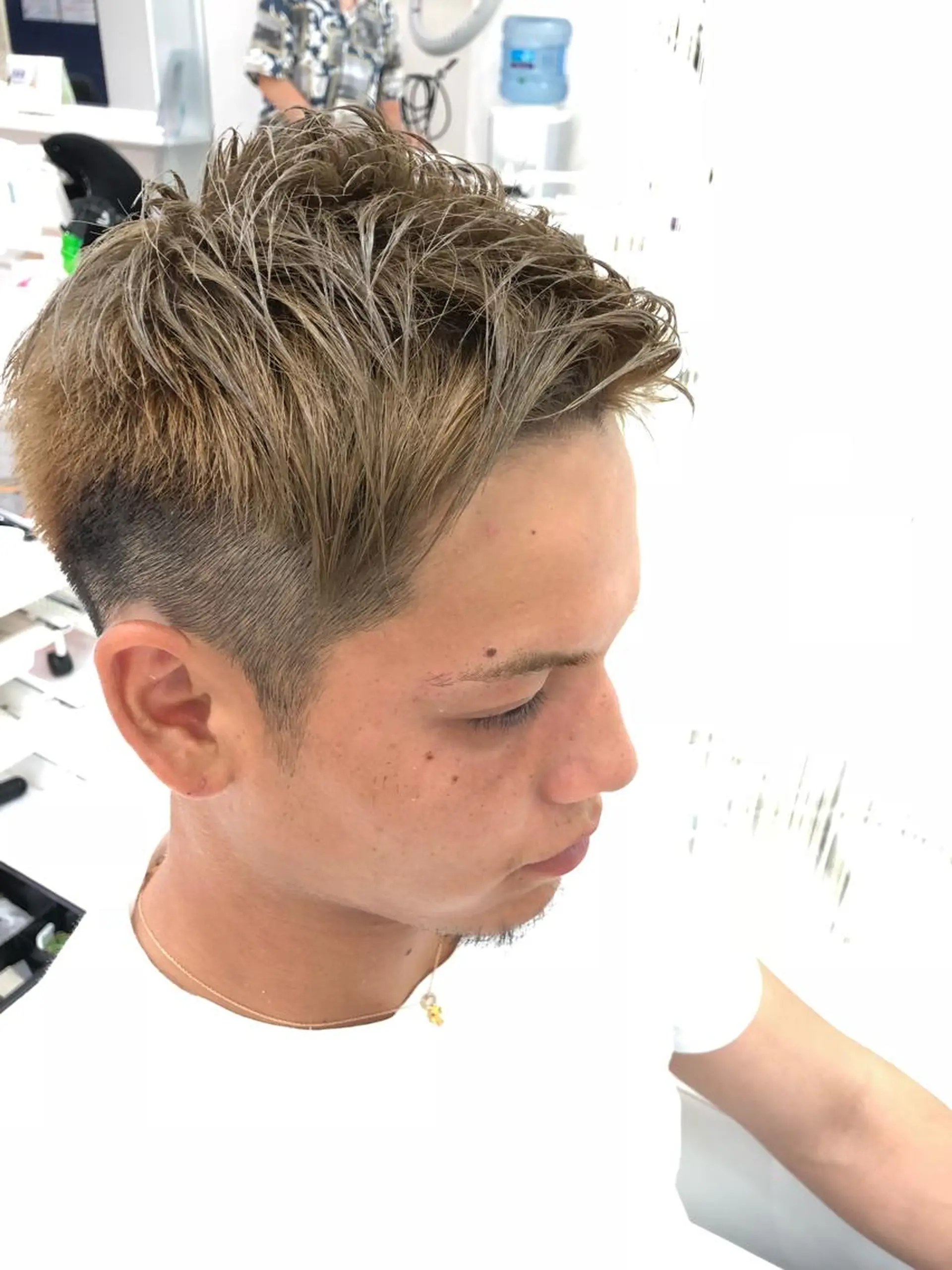 ショート カラー メンズ メンズブリーチ ブリーチ グレージュ hair Freak所属・佐藤 祥太のヘアスタイル