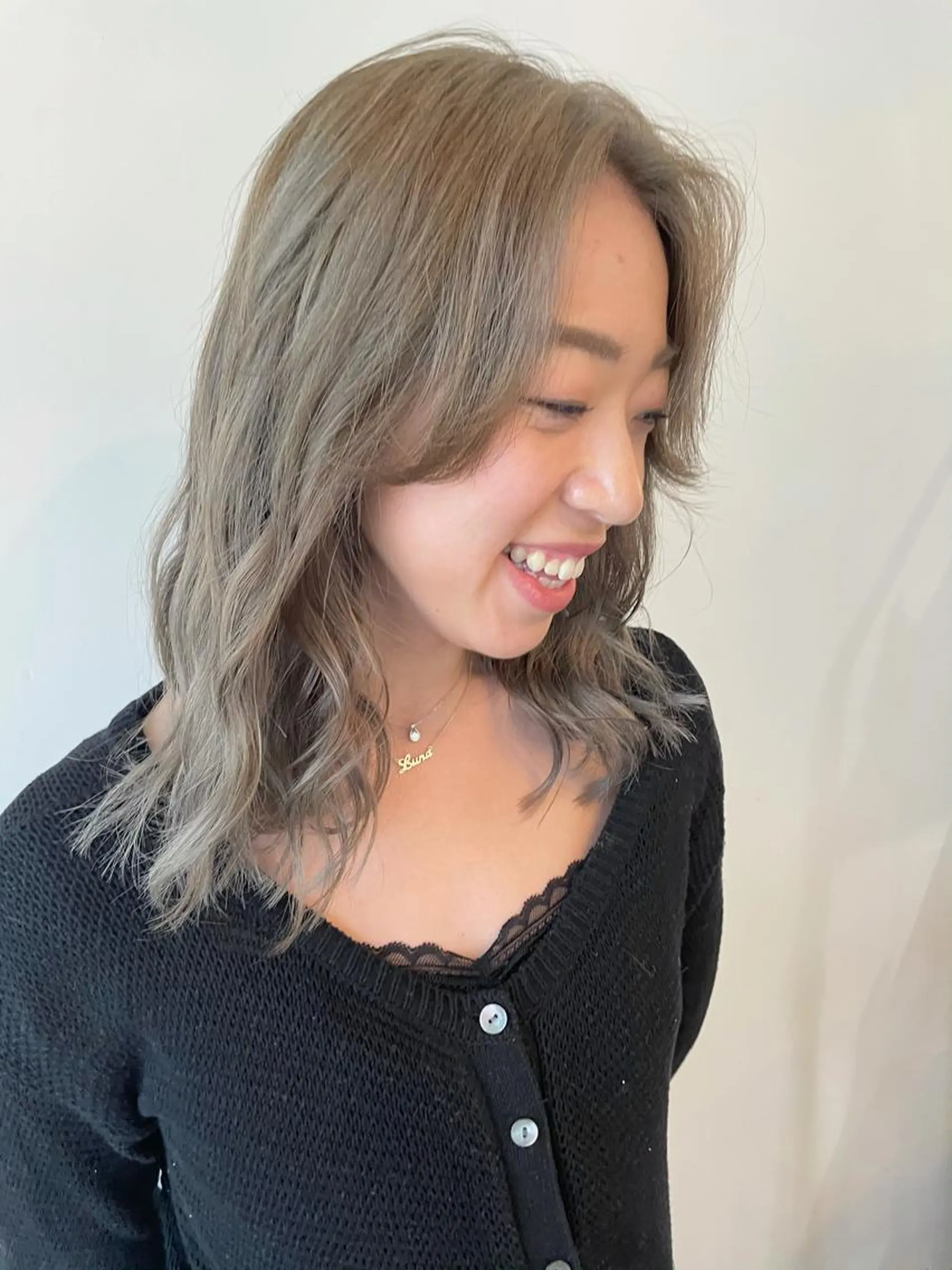 ミディアム カラー ブリーチ ハイトーンカラー 安藤 佑衣のヘアスタイル