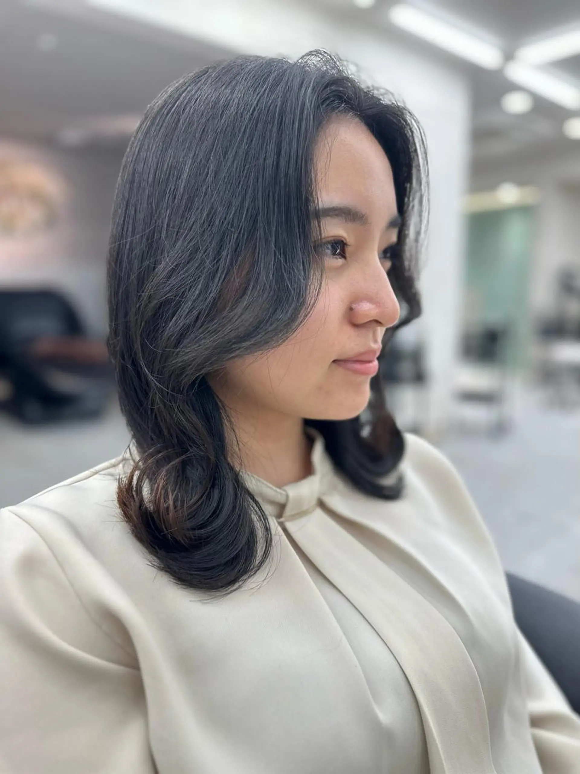 セミロング カット ヘアカラー 縮毛矯正 トリートメント ✨髪質改善特化✨副 店長椎葉信乃介のヘアスタイル