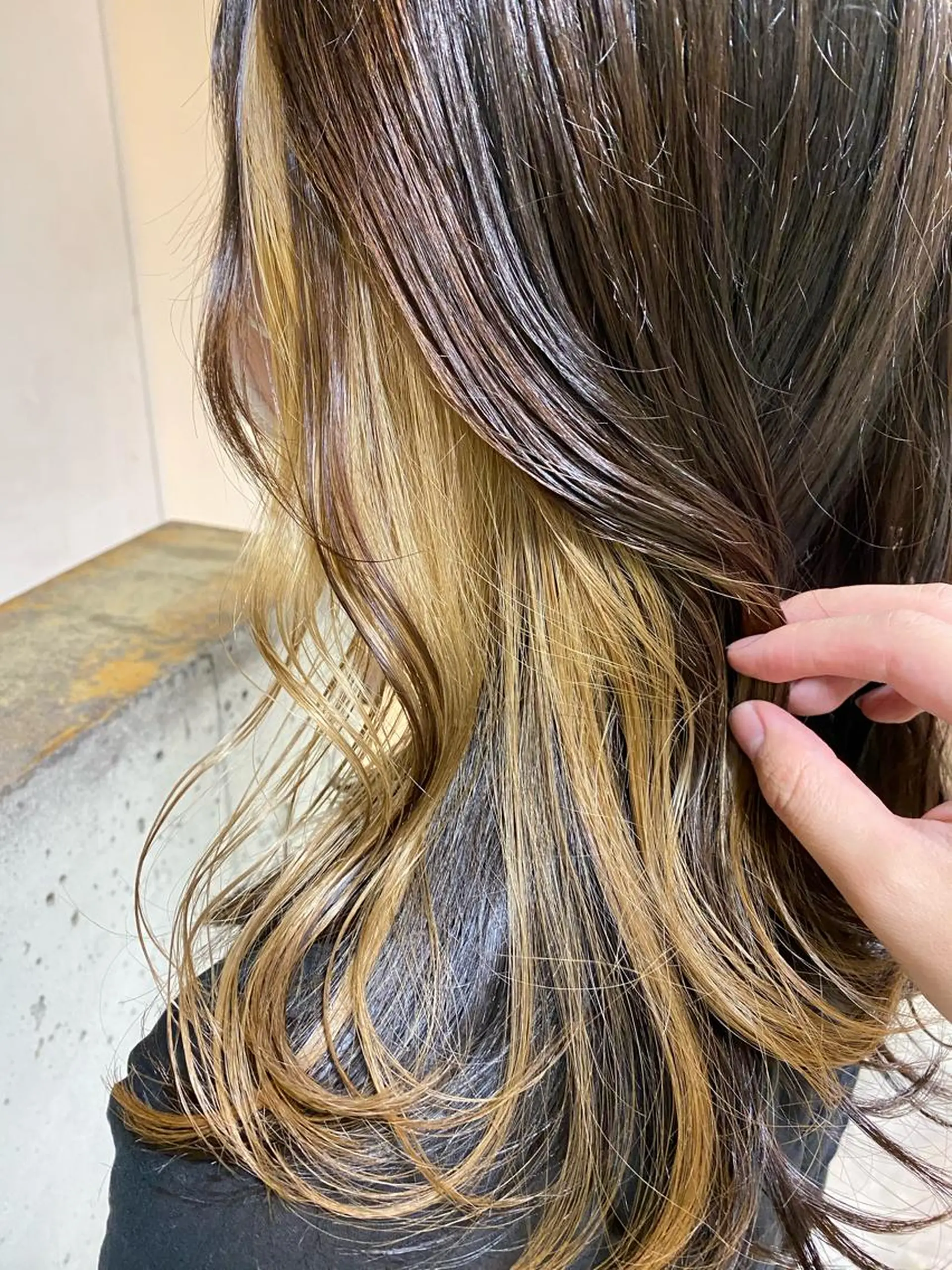 ミディアム カラー ベージュカラー ブリーチ ミルクティーベージュ カット ヘアカラー エクステ／インナー カラー 礒野朱里のヘアスタイル