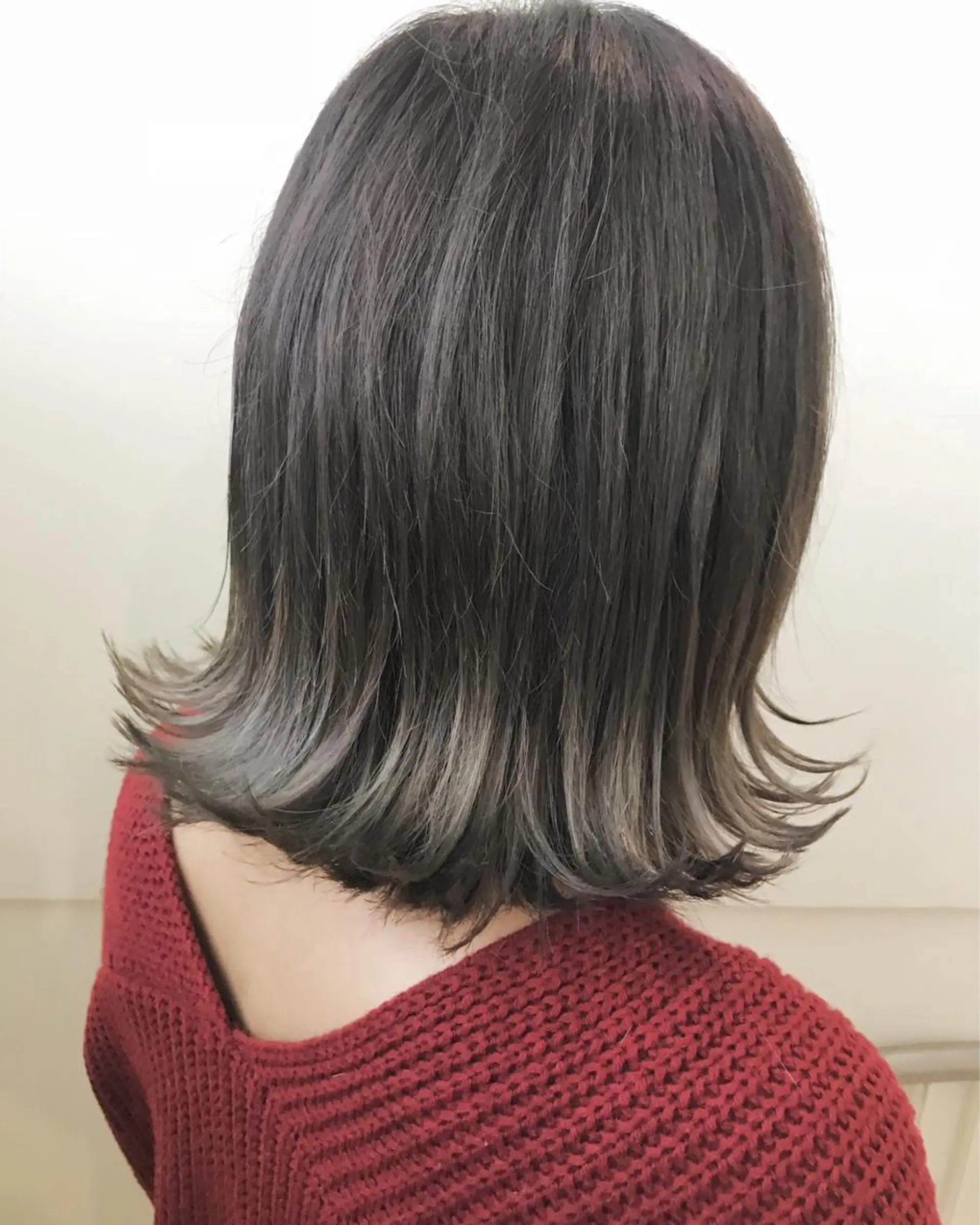 ショート カラー フォギーグレージュ グレージュ 外ハネヘア AILEE所属・ウルフカット レイヤーカット上柿のヘアスタイル