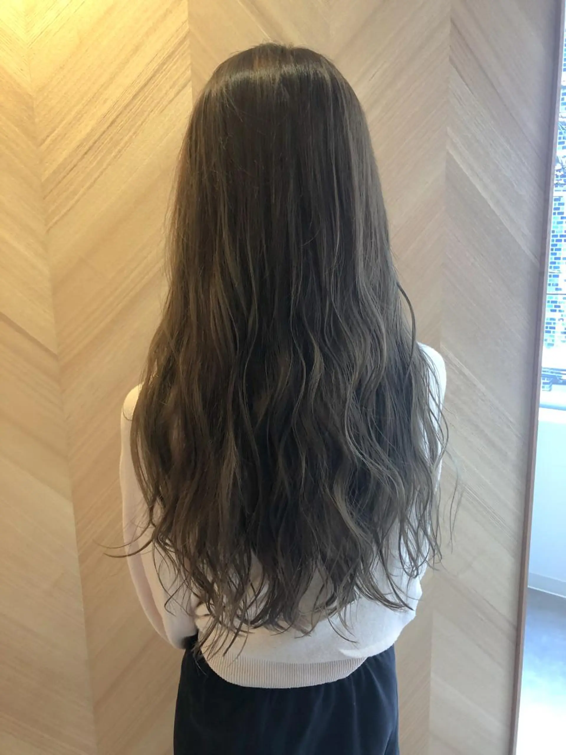 ロング カラー グレージュ イルミナカラー MIA スタイリストのヘアスタイル
