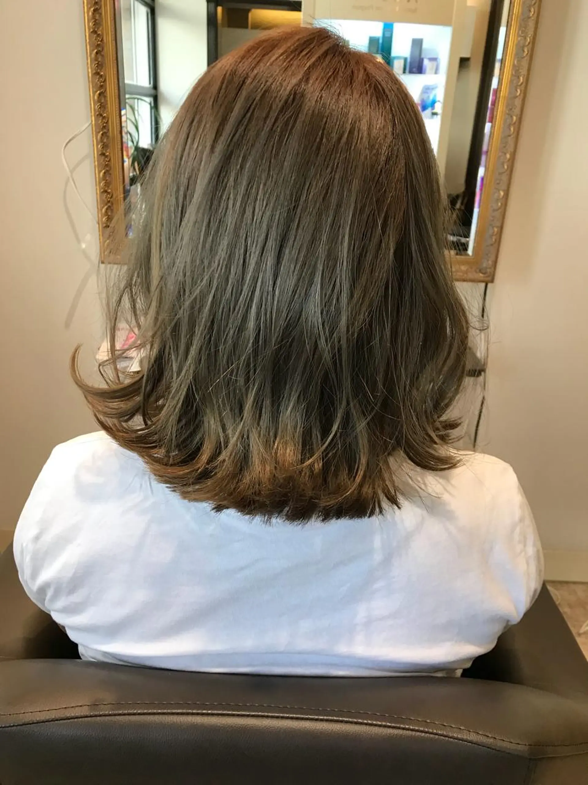ミディアム 伊藤 康乃のヘアスタイル
