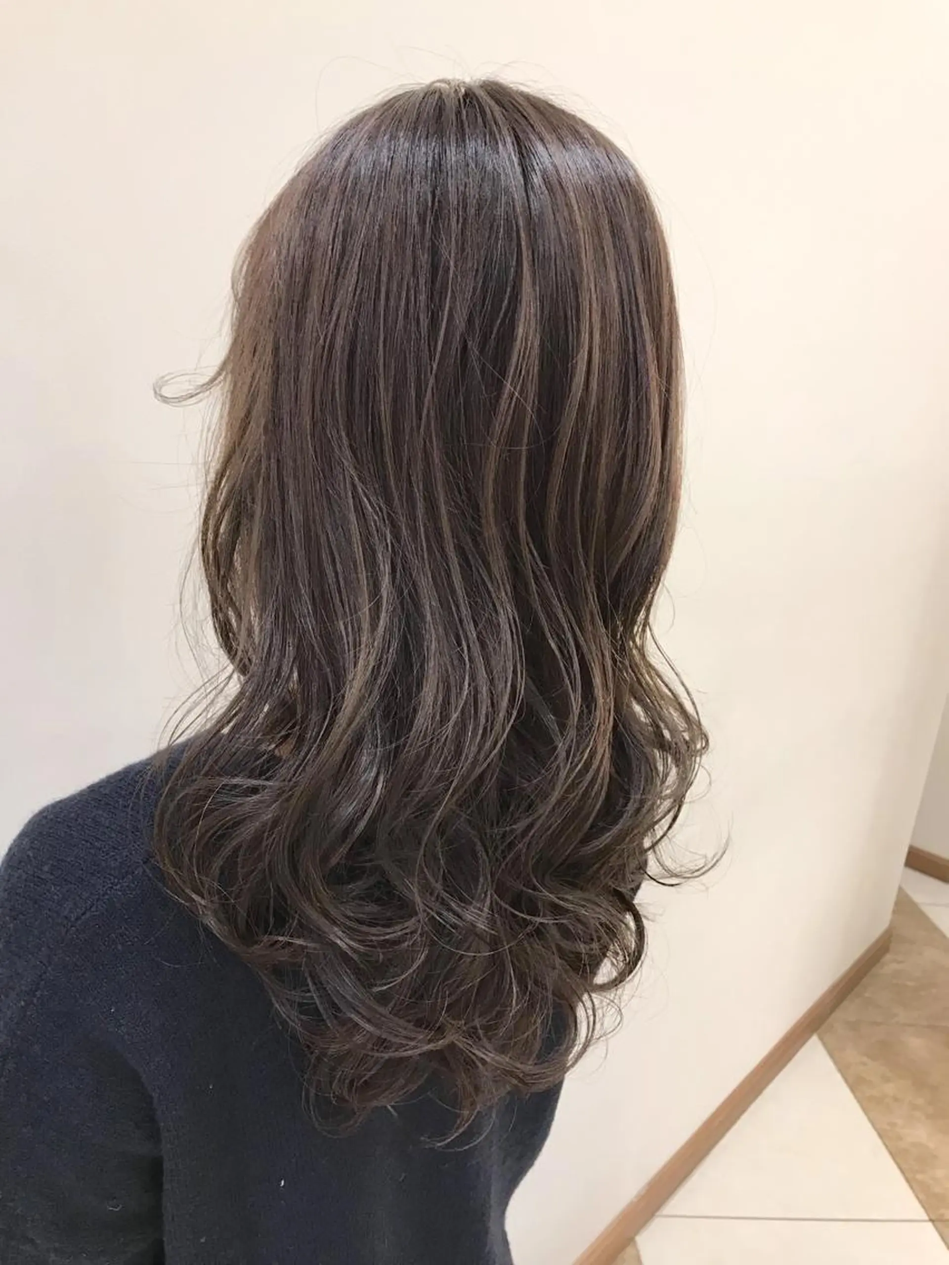 ロング カラー アッシュ ブルーカラー ブルーグレー ブルーグレージュ グレージュ ヘアカラー 艶 透け感カラー 似合わせ 齊木 勇人のヘアスタイル