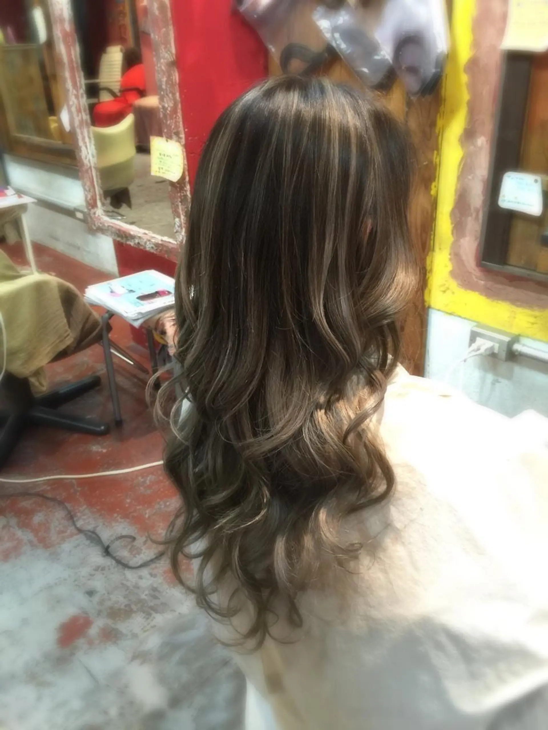 セミロング ロング FÜRSTIN所属・西村大悟 ブリーチ縮毛矯正のヘアスタイル